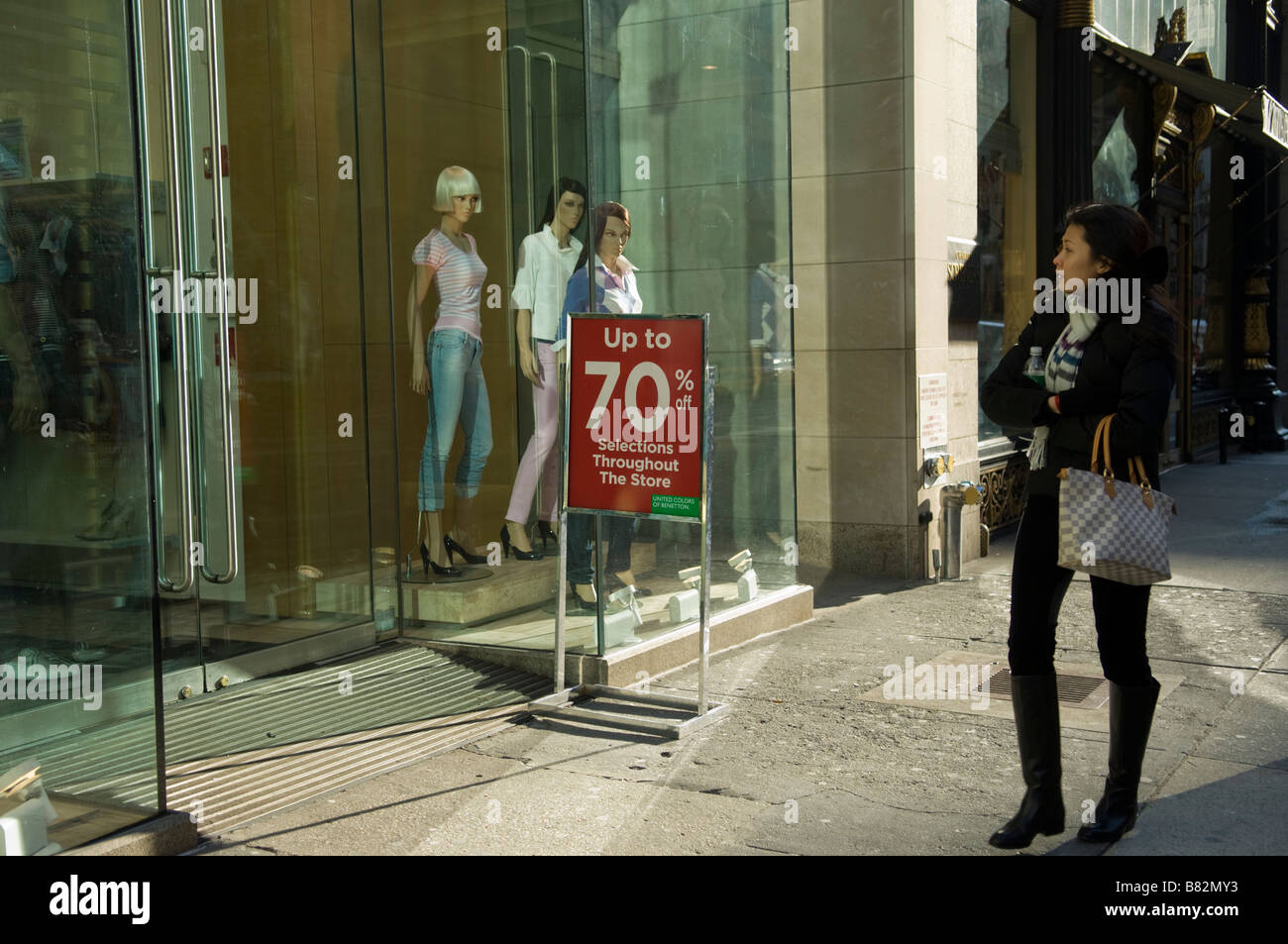 Un pedone passa un negozio Benetton sulla Fifth Avenue nel quartiere Midtown di New York Foto Stock