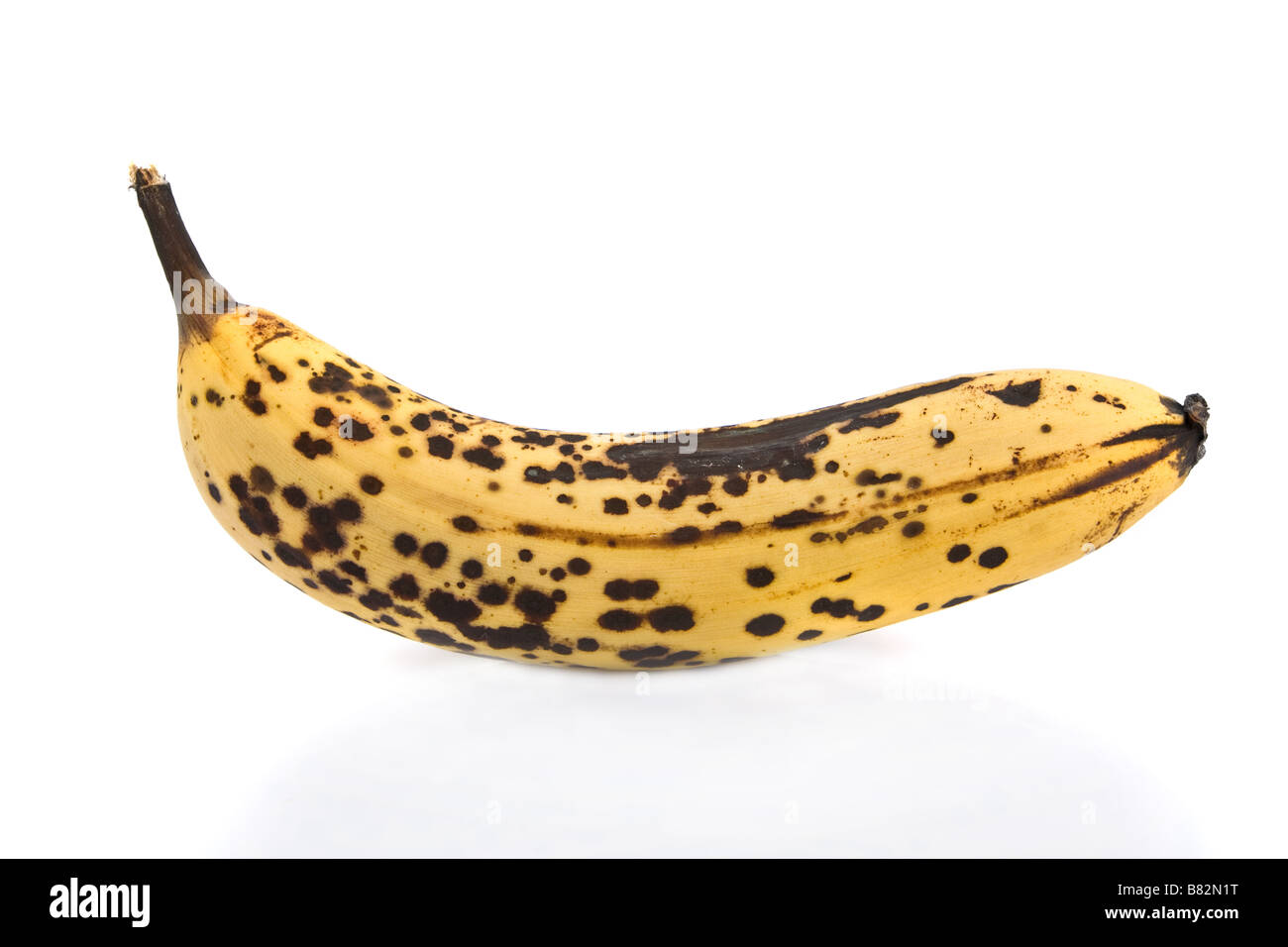 Oltre banana matura isolata su sfondo bianco Foto Stock
