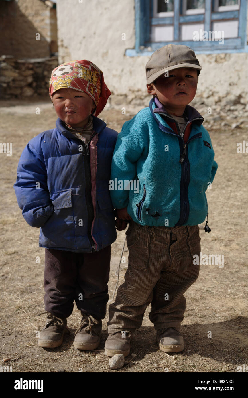 Bambini nepalesi in posa per una fotografia Foto Stock