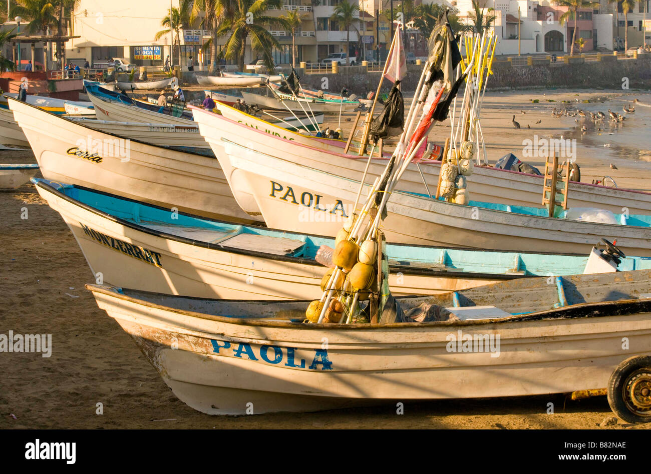 Messico SINOLA MEMBRO MAZATLAN colorata flotta di commerciali di piccole barche da pesca. Olas Altas spiaggia. Old Mazatlan. Foto Stock