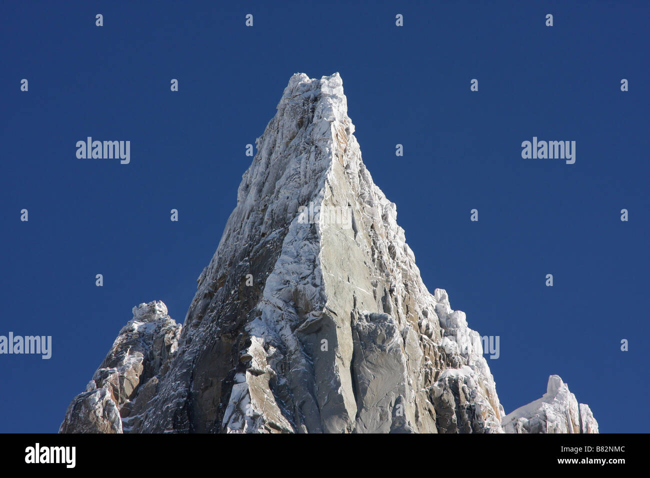Snow-capped top dell'Aiguille Verte, Alpi Foto Stock