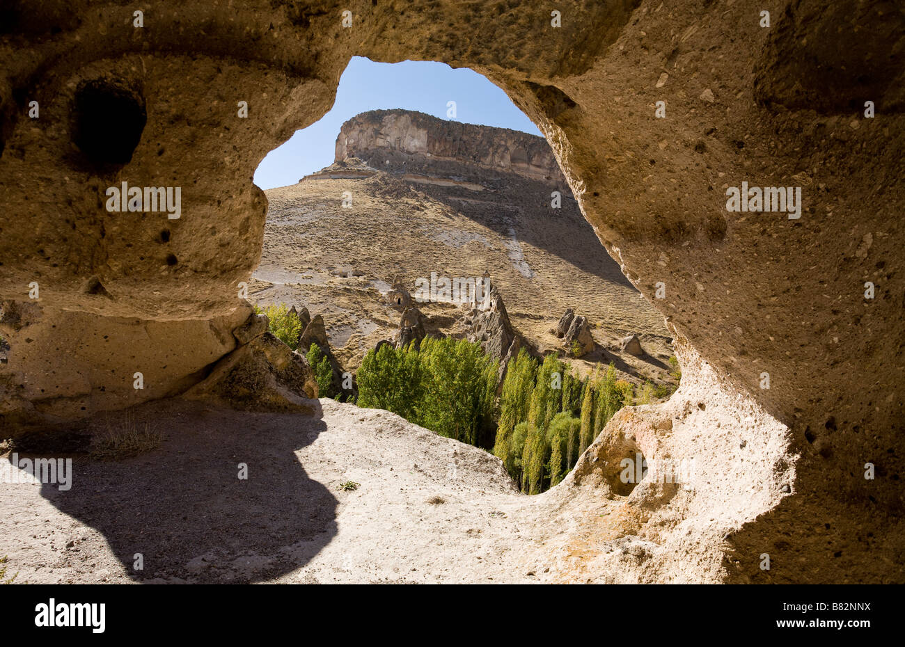 Vista arcuata. La Valle di Soganli compresa la Chiesa a cupola e Chiesa nascosta incorniciata da un arco di roccia nei pressi del Karabas Killise Foto Stock