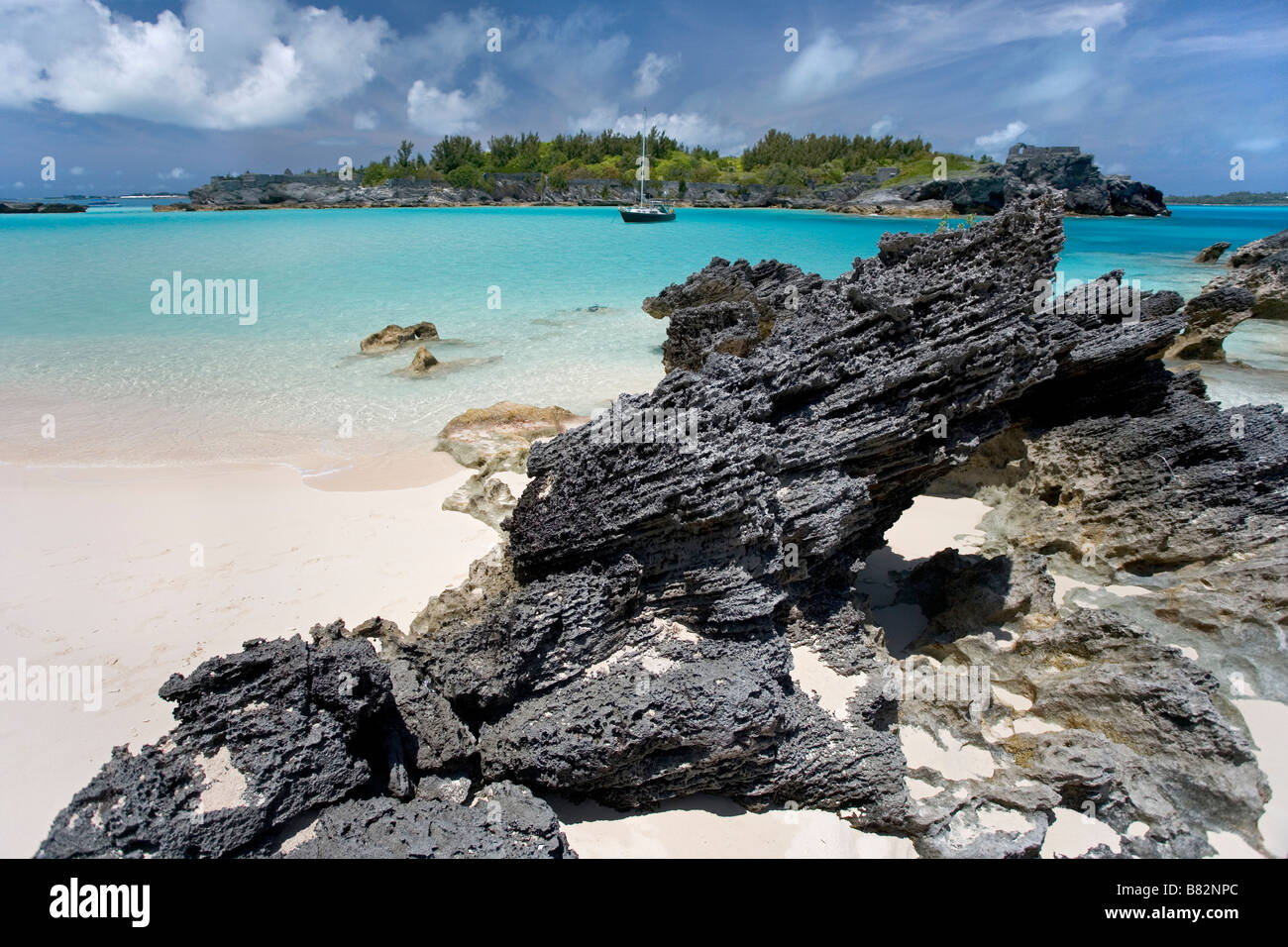 Una crociera in barca a vela si appoggia all'ancora in Castle Harbour sul Bermuda s east coast una piccola spiaggia su Charles Island in primo piano Foto Stock