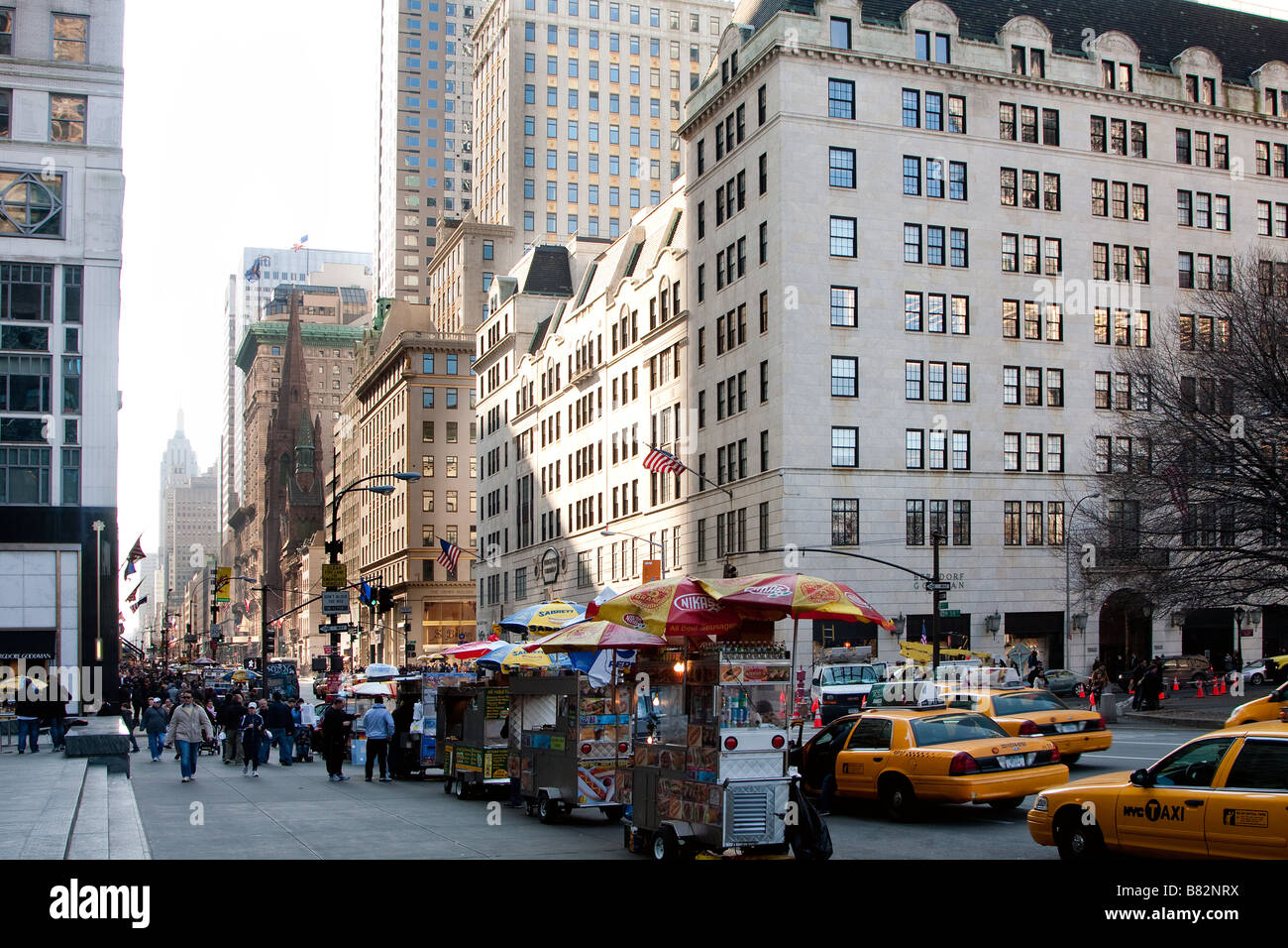 Quinta Avenue, la strada dello shopping di Manhattan a New York City Foto Stock
