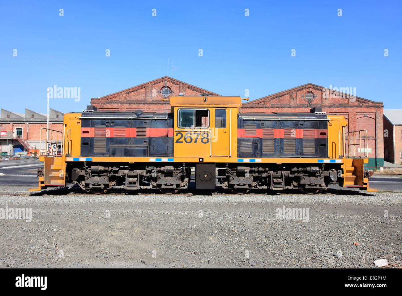 Elettrica Diesel locomotiva derivatore treno sul binario ferroviario,Timaru,Canterbury,Isola del Sud,Nuova Zelanda Foto Stock