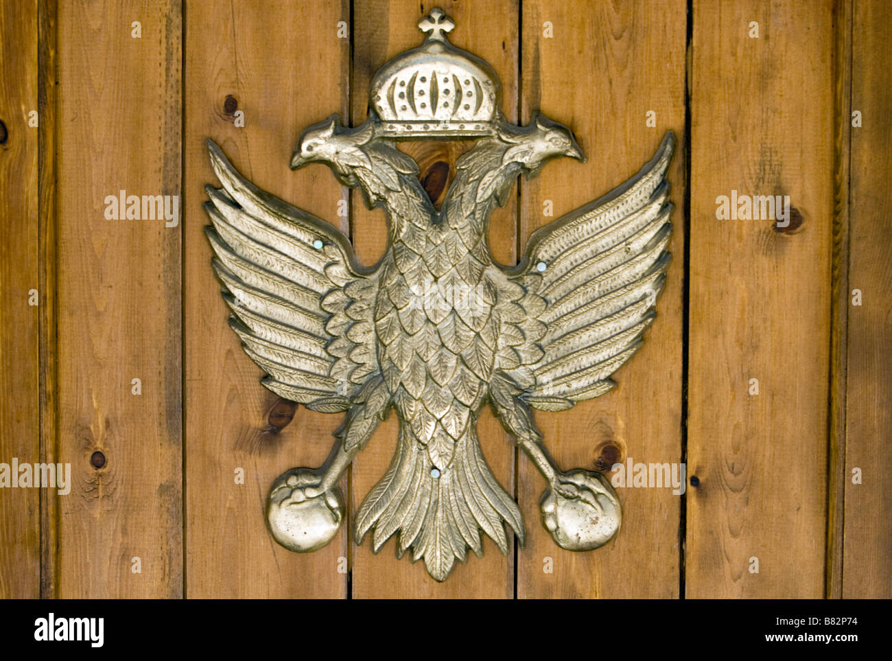 Double-headed eagle emblema dei Greci Ortodossi sulla porta di Agios Nicolas (Alasa) Chiesa vicino Kouris Dam. Cipro del sud. Foto Stock