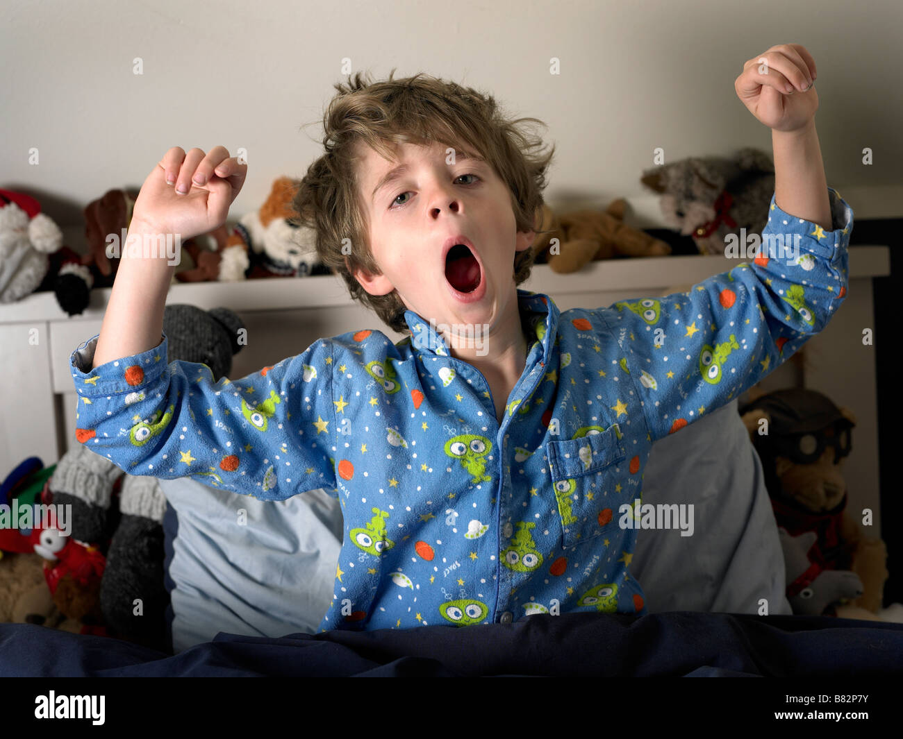 Bambino con trasandato capelli svegliarsi al mattino Foto Stock