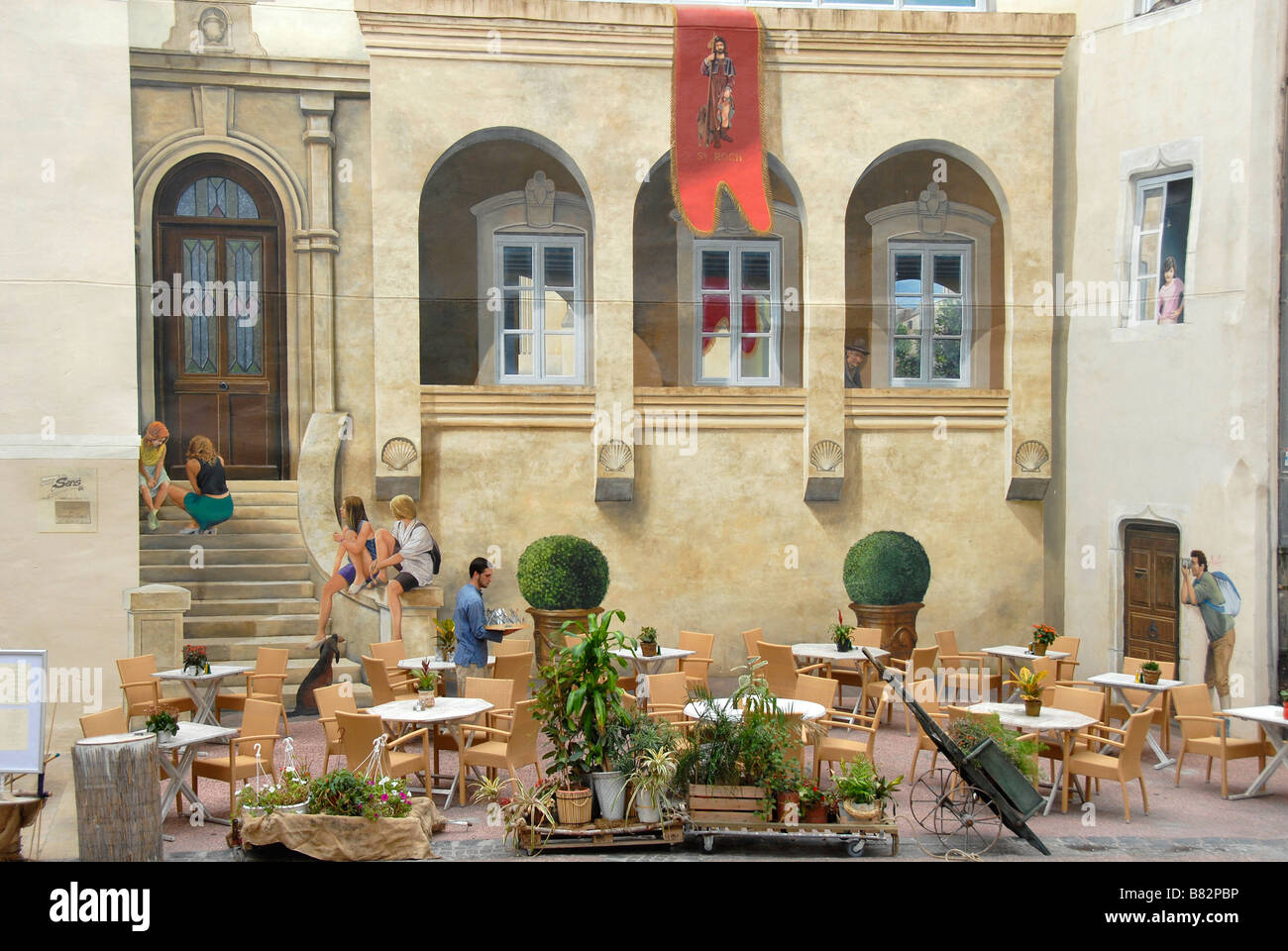 Cameriere in un ristorante terrazza, realistiche dipinto sul muro di casa, Montpellier, Francia, Europa Foto Stock