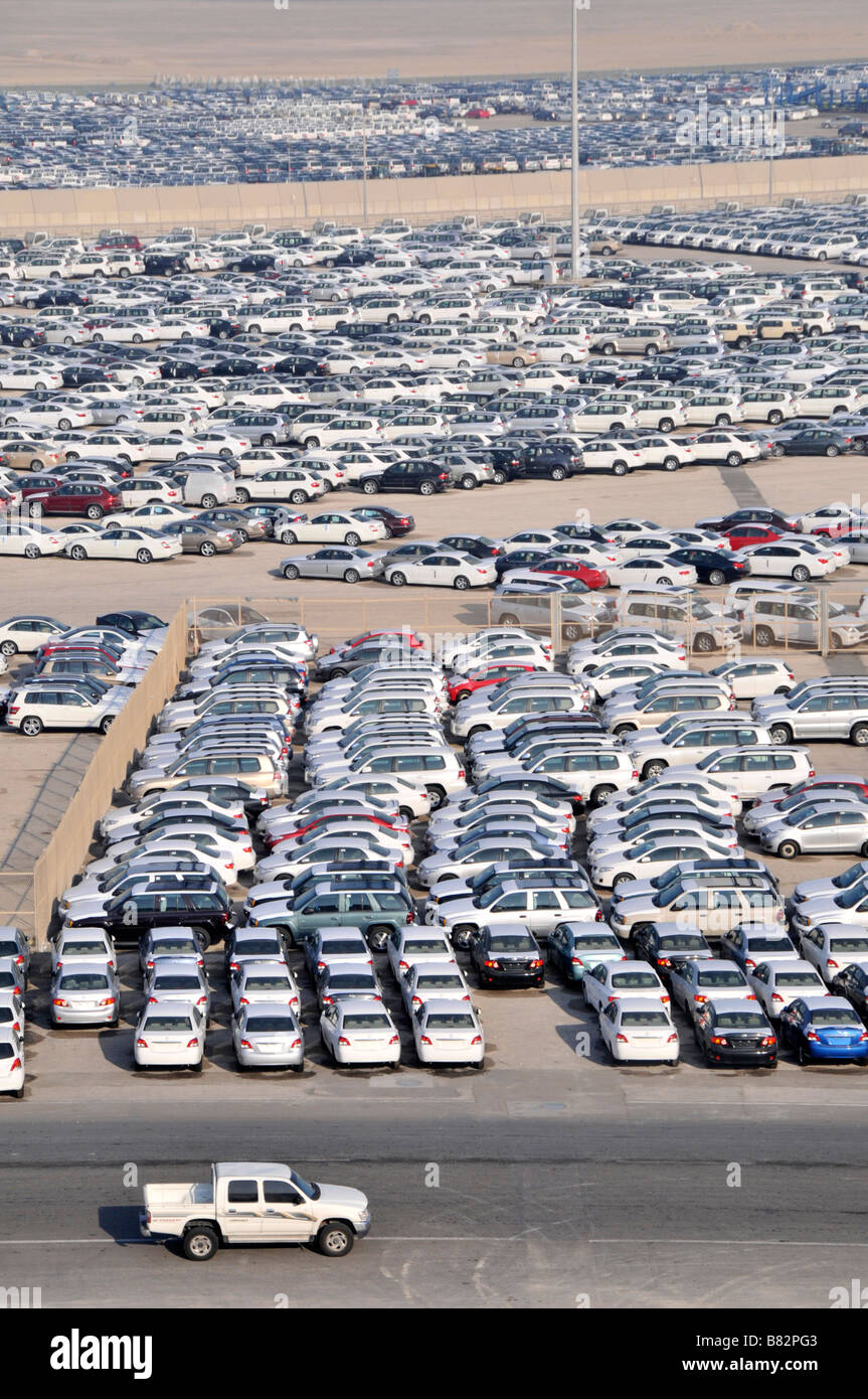 Abu Dhabi guardando verso il basso sulla banchina di storage di importazione di autovetture nuove in attesa di distribuzione Foto Stock