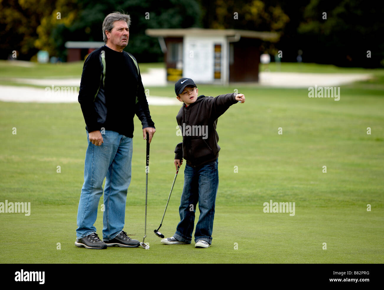 Nonno e nipote giocando a golf Foto Stock