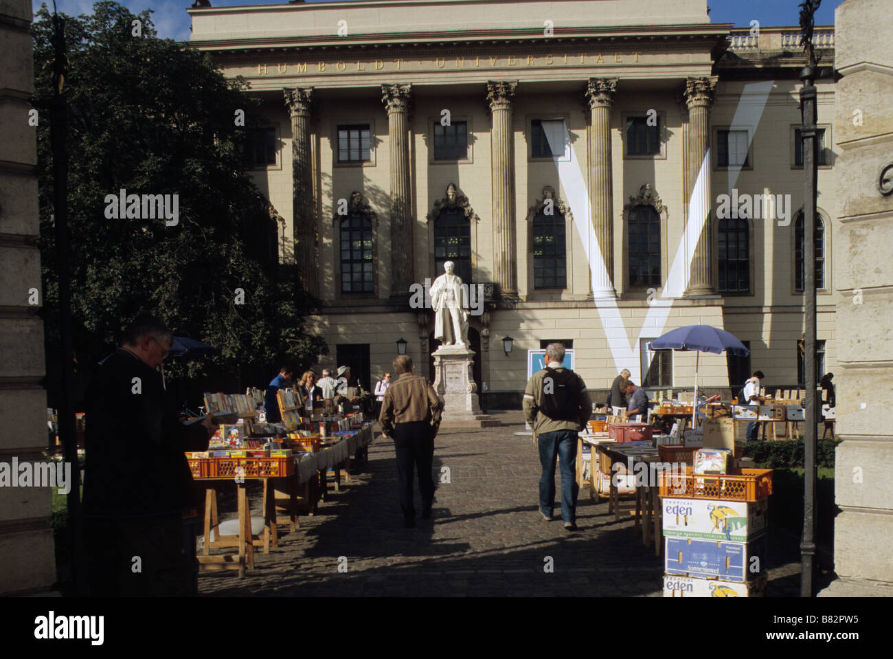 Berlino, di seconda mano libro in vendita in corso nel cortile della Humboldt University. Foto Stock