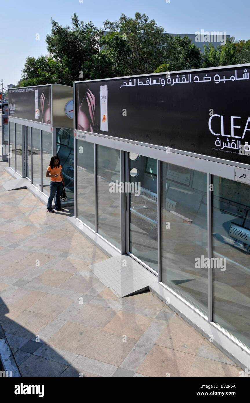 Dubai autobus climatizzato shelter con bilingue pannello pubblicitario Foto Stock