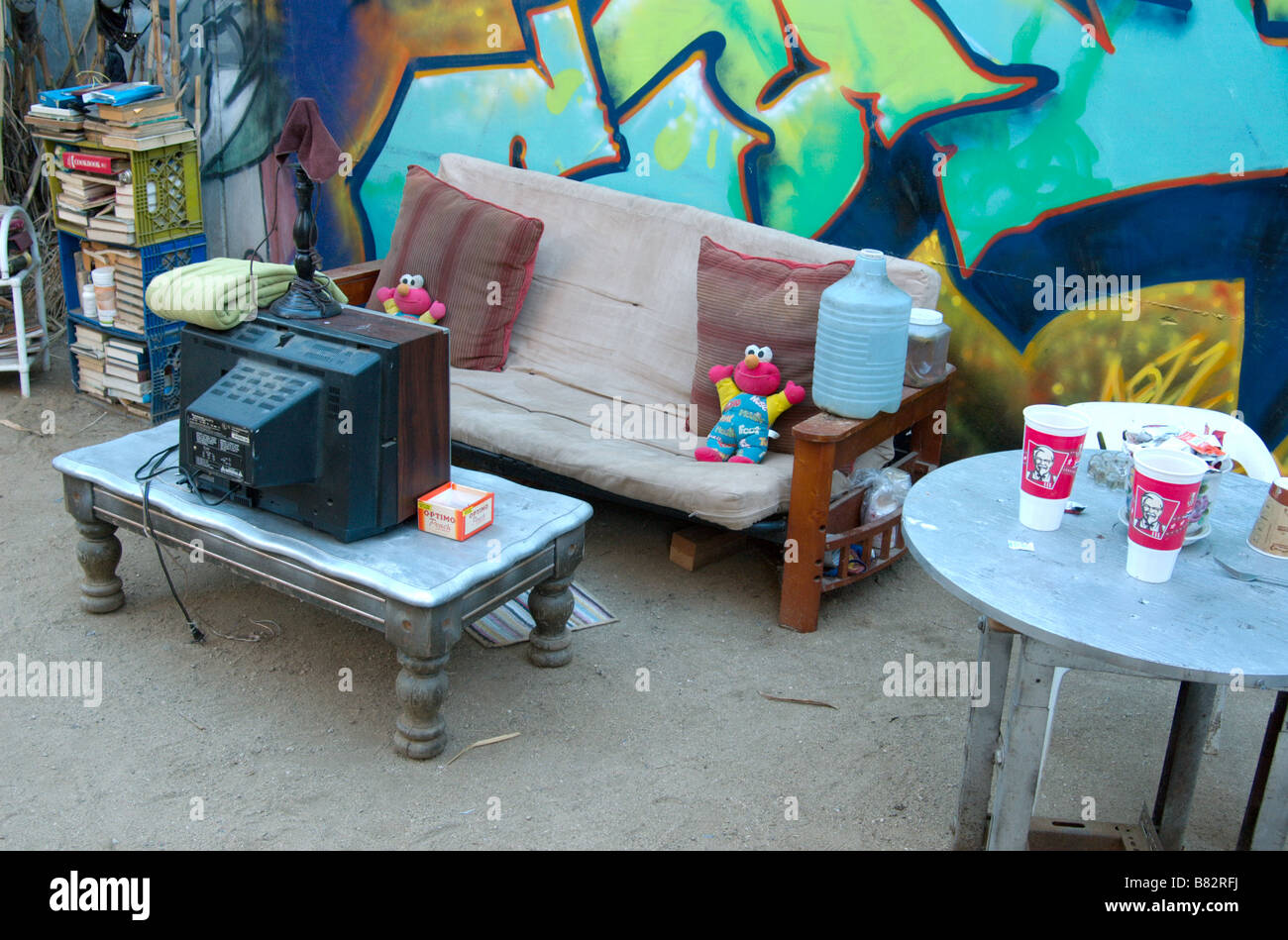 Il 'outdoor area soggiorno' di una persona senzatetto in prossimità del centro cittadino di Los Angeles Foto Stock