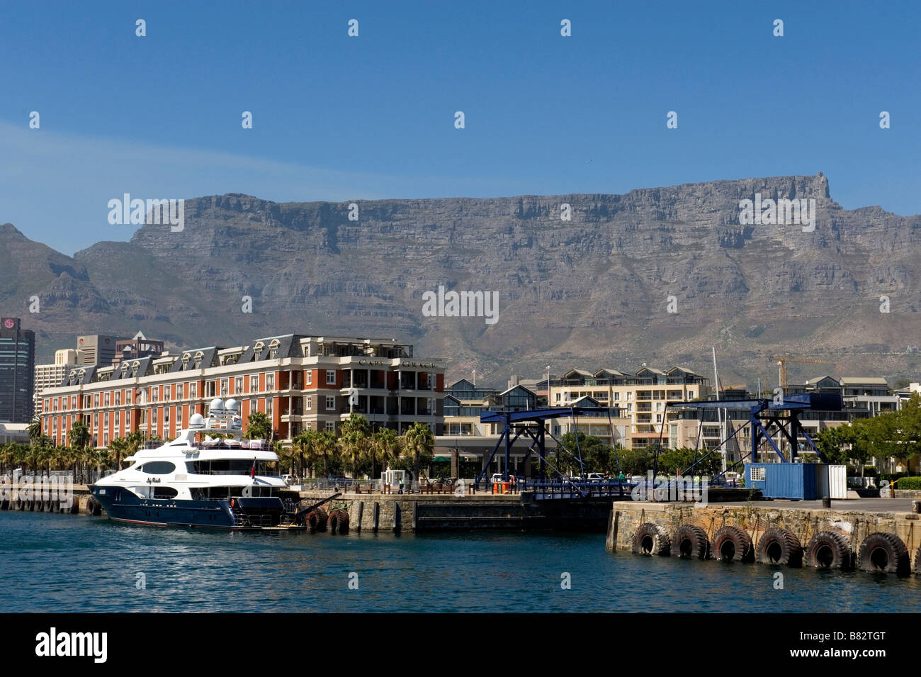 Table Mountain e area residenziale presso il Victoria and Alfred Waterfront Città del Capo Sud Africa Foto Stock