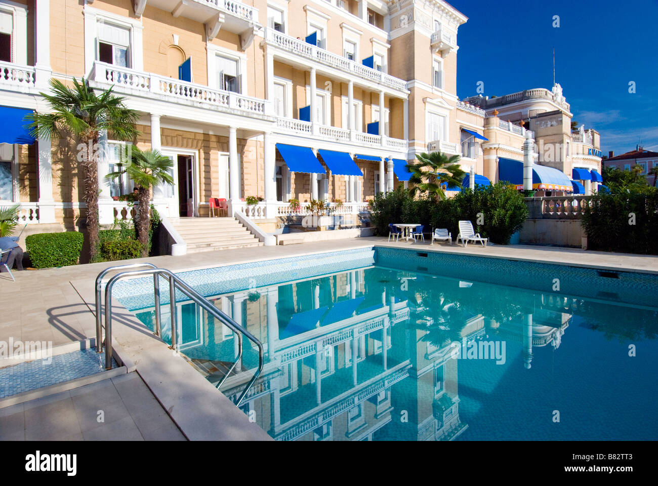 Piscina esterna e il famoso Hotel Kvarner in Opatija, Istria, Croazia, Europa. Foto Stock