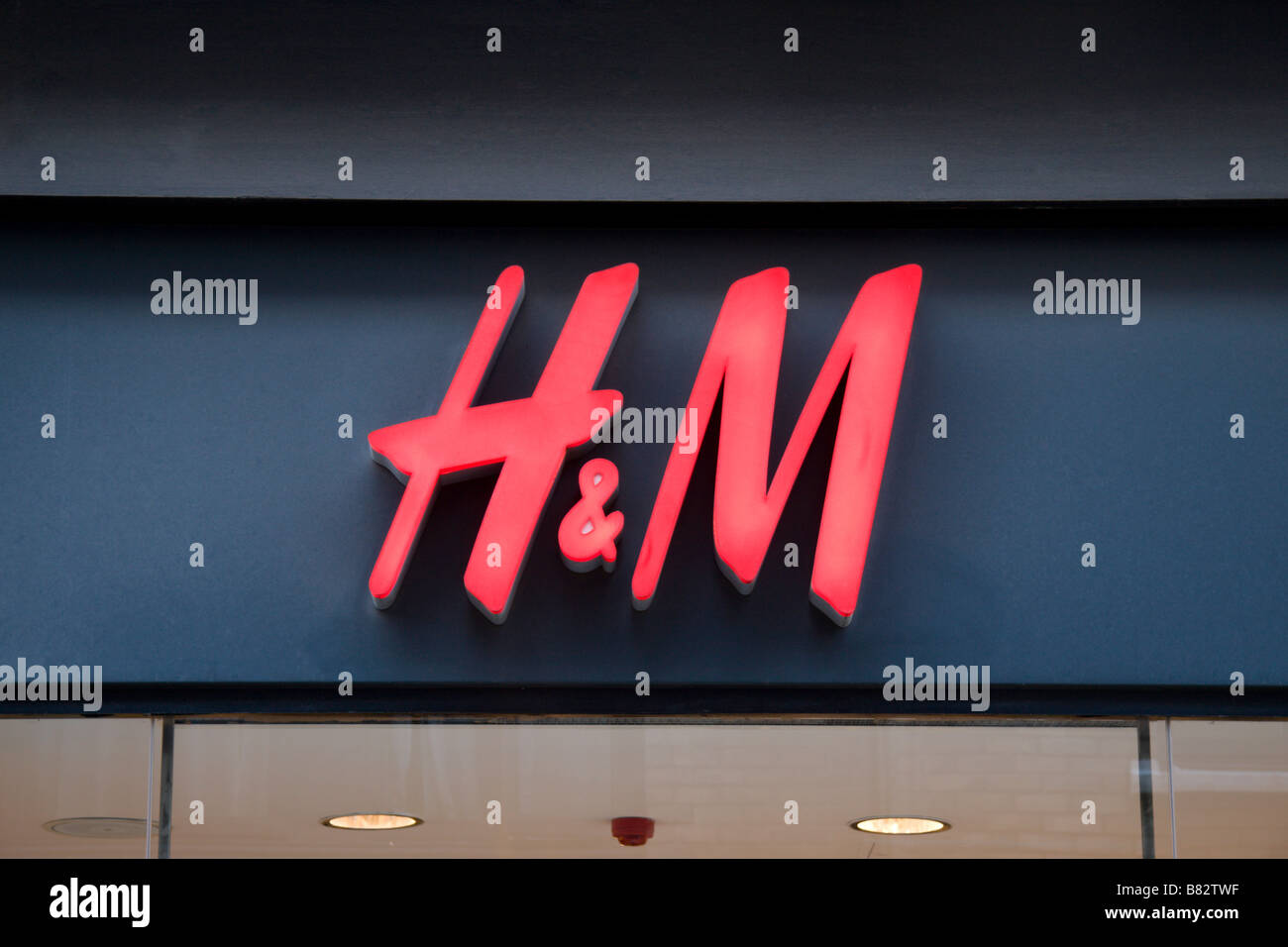 Il segno sopra il negozio ingresso alla H & M negozio di abbigliamento in Covent Garden di Londra. Gen 2009 Foto Stock