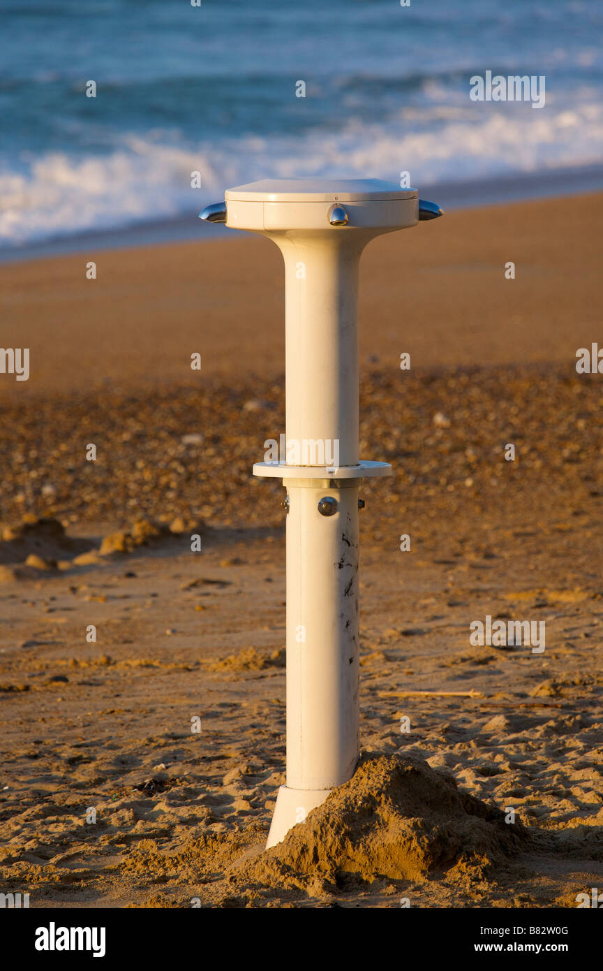 Doccia pubblica sulla spiaggia immagini e fotografie stock ad alta  risoluzione - Alamy