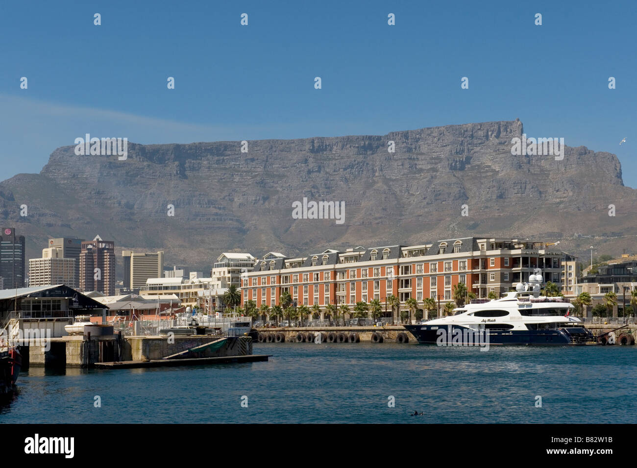 Table Mountain e area residenziale presso il Victoria and Alfred Waterfront Città del Capo Sud Africa Foto Stock