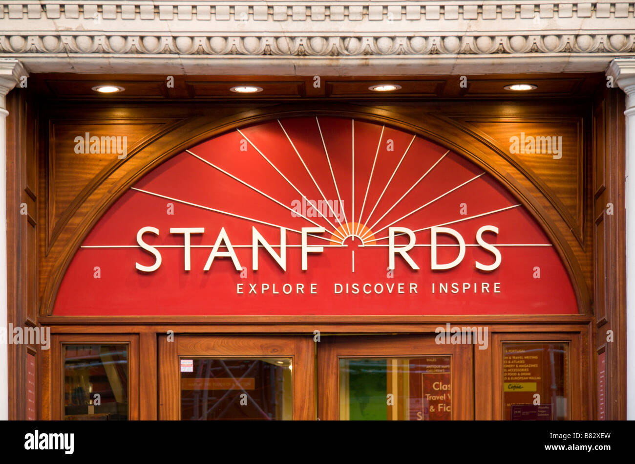 Il segno sopra l'ingresso principale al Stanfords travel book shop in Covent Garden di Londra. Gen 2009 Foto Stock