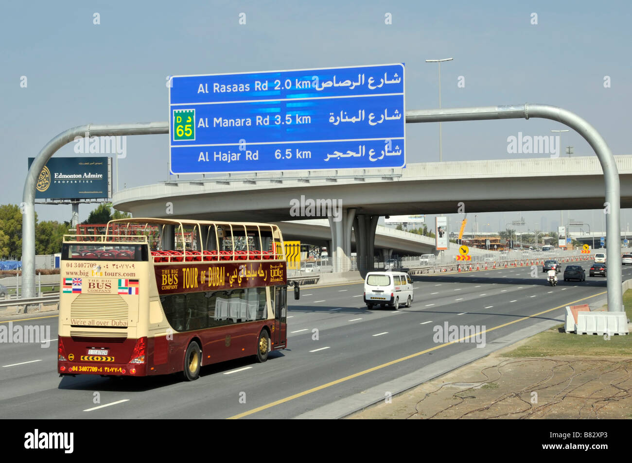 Tour turistico a due piani scoperto di Dubai con Big Bus business Azienda che guida lungo l'autostrada blu destinazione segno Emirati Arabi Uniti Medio Oriente Foto Stock