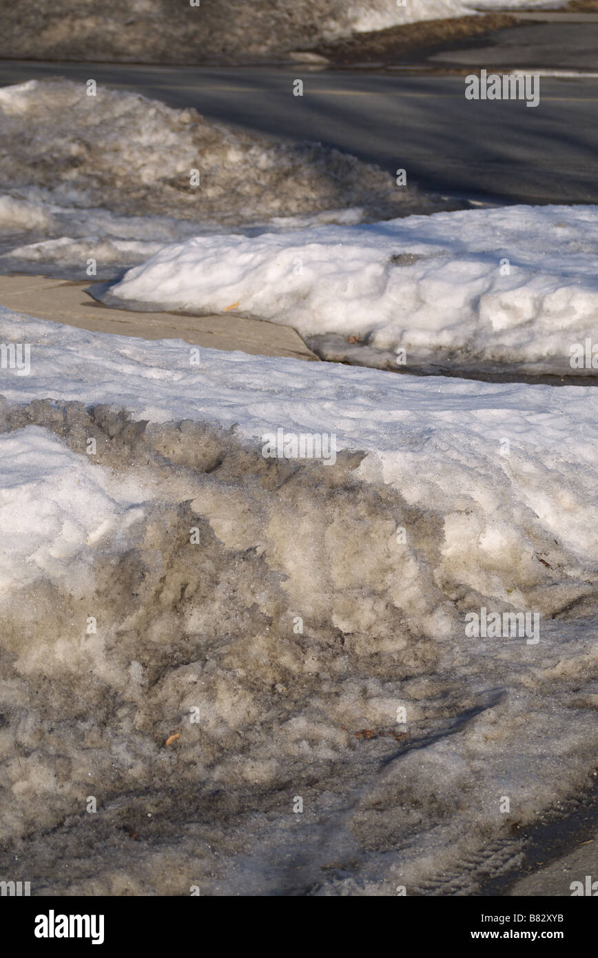 Fusione sporca la neve sulla strada laterale/strada in Scarborough Toronto Foto Stock