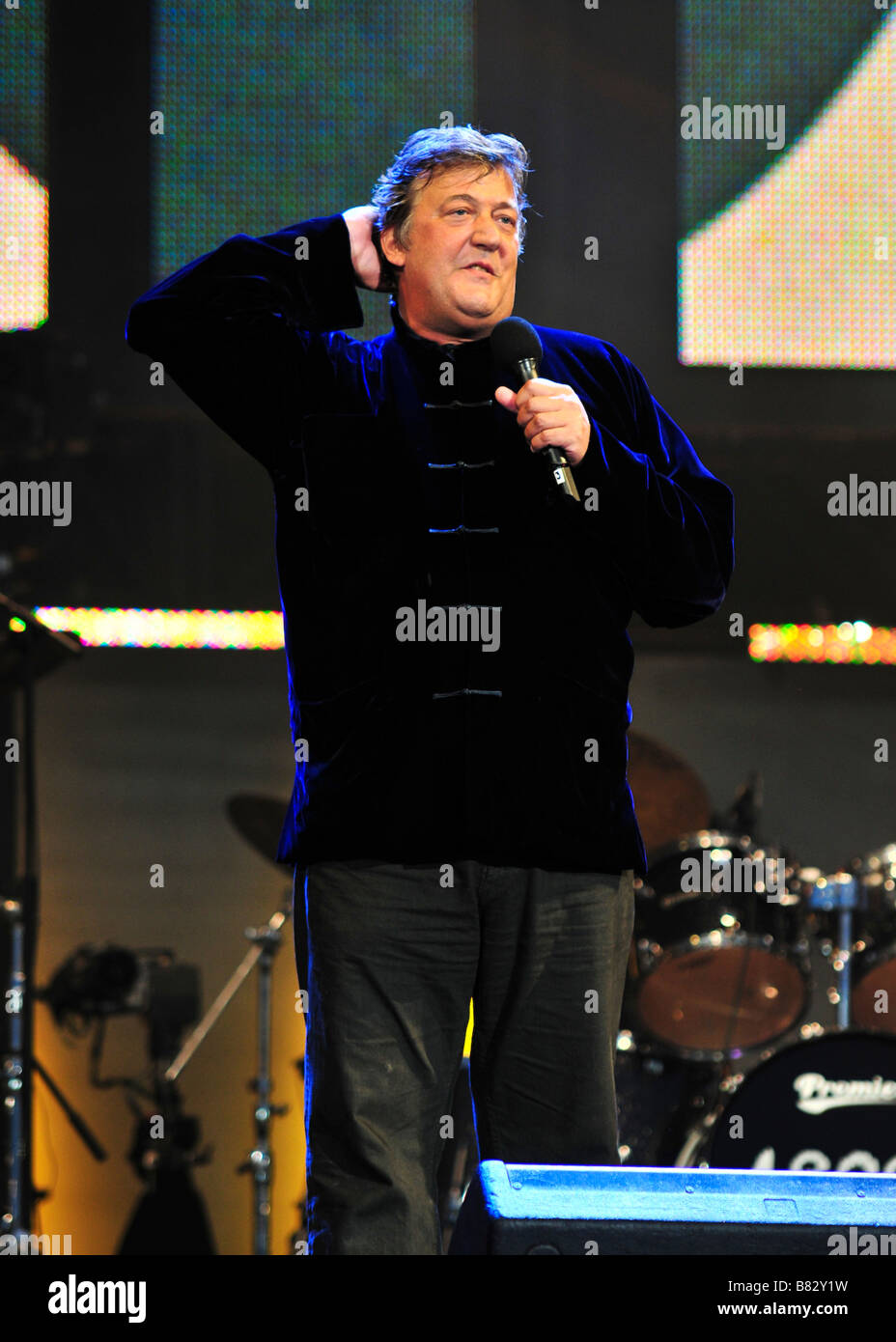 Stephen Fry rivolgendosi alla folla in occasione di un evento a Londra, Regno Unito Foto Stock