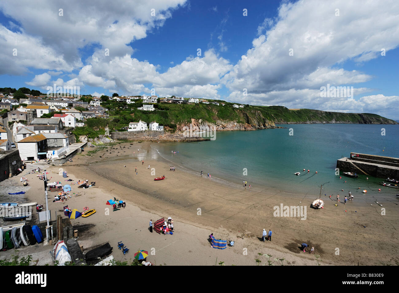 Le persone in un momento di relax a spiaggia gorran haven Cornwall Inghilterra Regno Unito Foto Stock