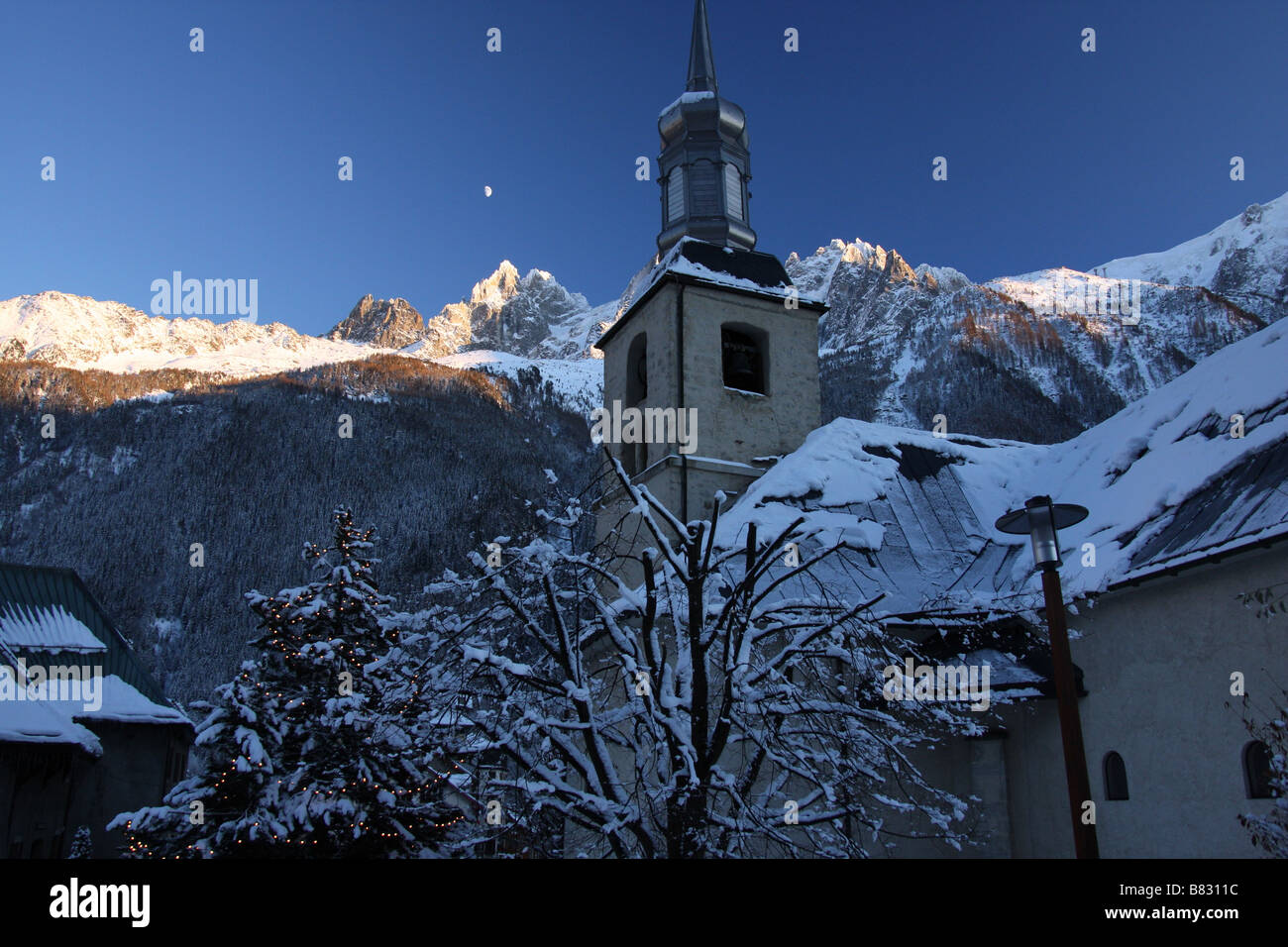 Chiesa in Chamonix Mont Blanc, con il Rodano Alpi dietro Foto Stock