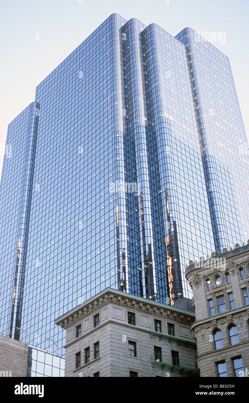 Boston, MA. Office grattacielo , Exchange Place, 53 Membro Street, con i dettagli del tardo XIX secolo gli edifici in primo piano Foto Stock