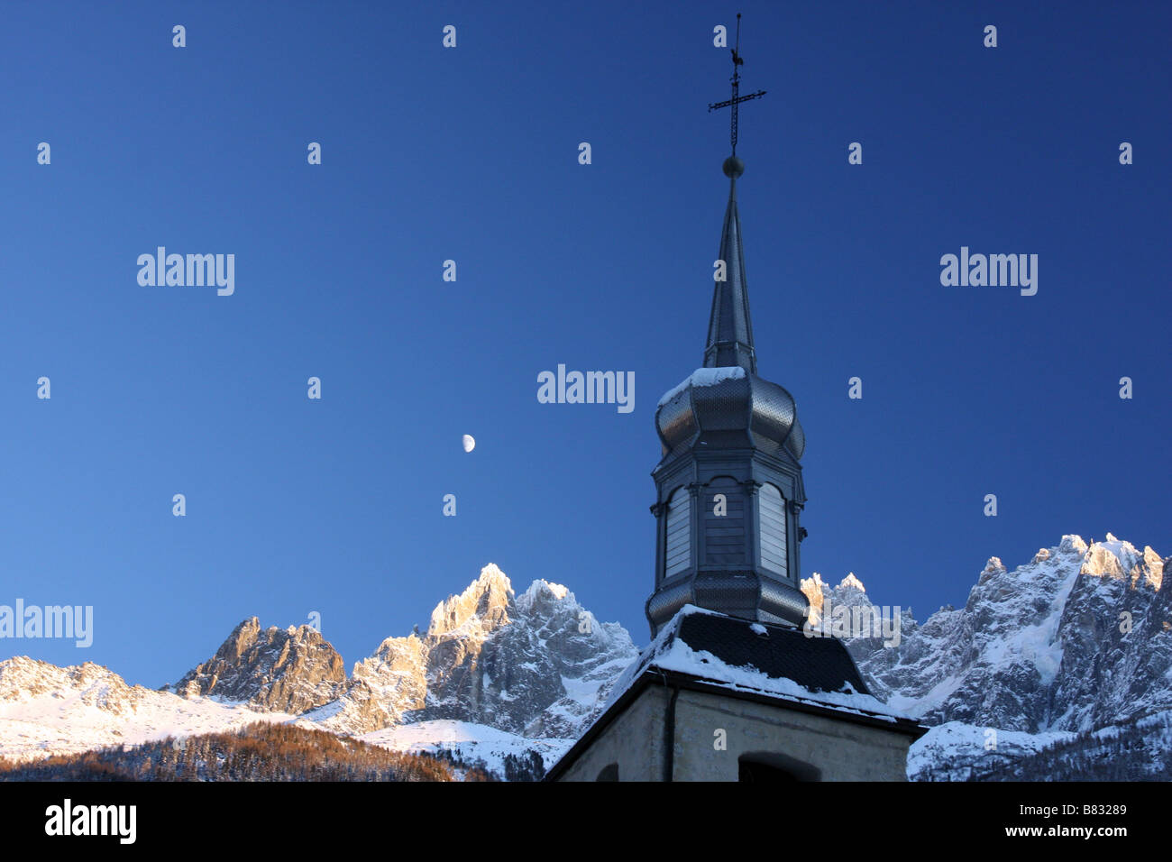 Campanile ricoperta di neve con sullo sfondo le Alpi, Chamonix Mont Blanc, Francia Foto Stock