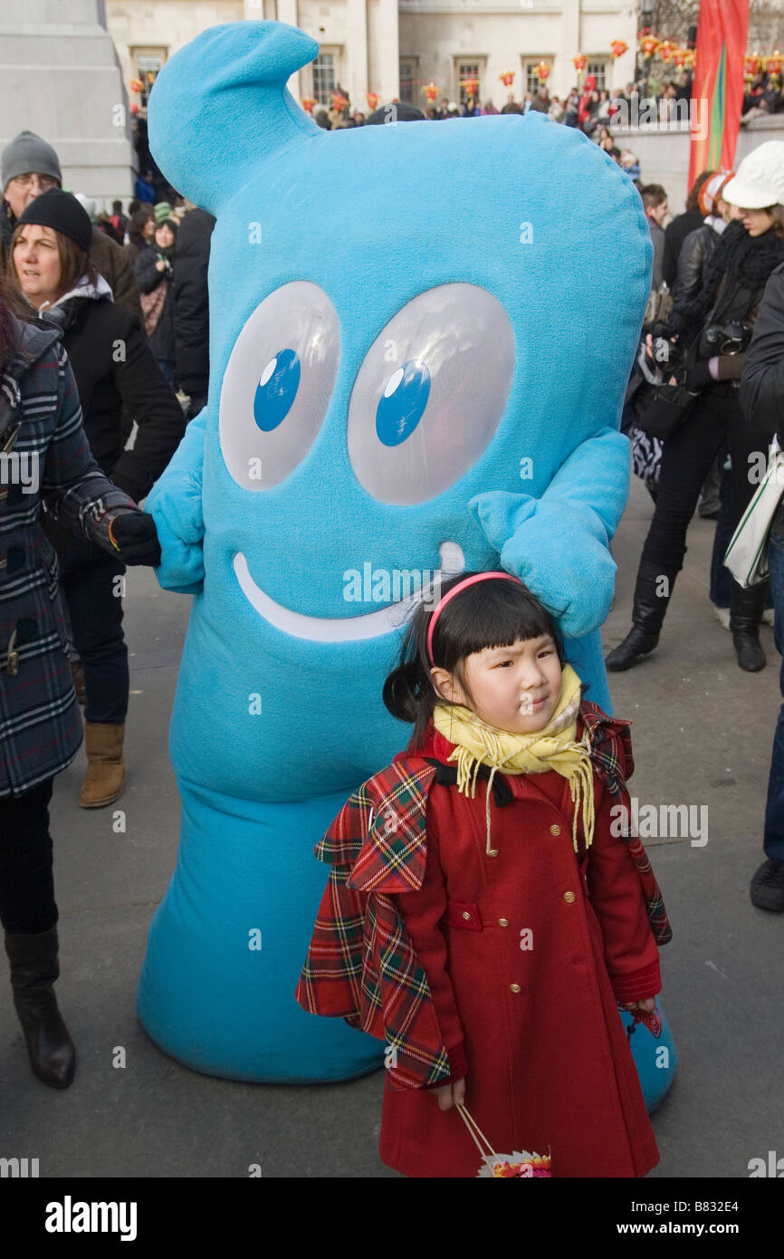 Gazzetta 2010 Shanghai mascotte Haibao in London s Trafalgar Square per celebrare il capodanno cinese Foto Stock