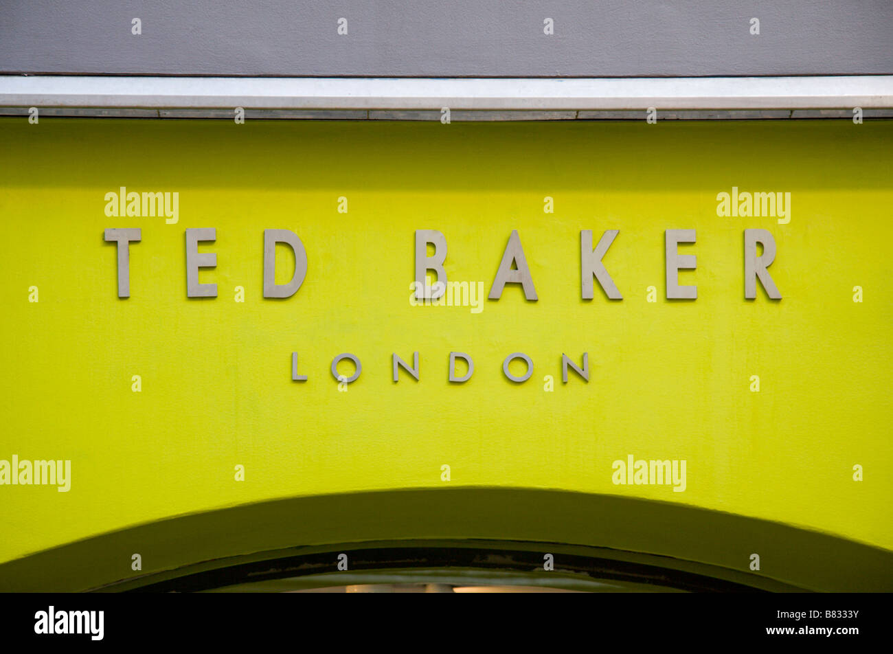 Il segno sopra il negozio ingresso al Ted Baker negozio di abbigliamento in Covent Garden di Londra. Gen 2009 Foto Stock