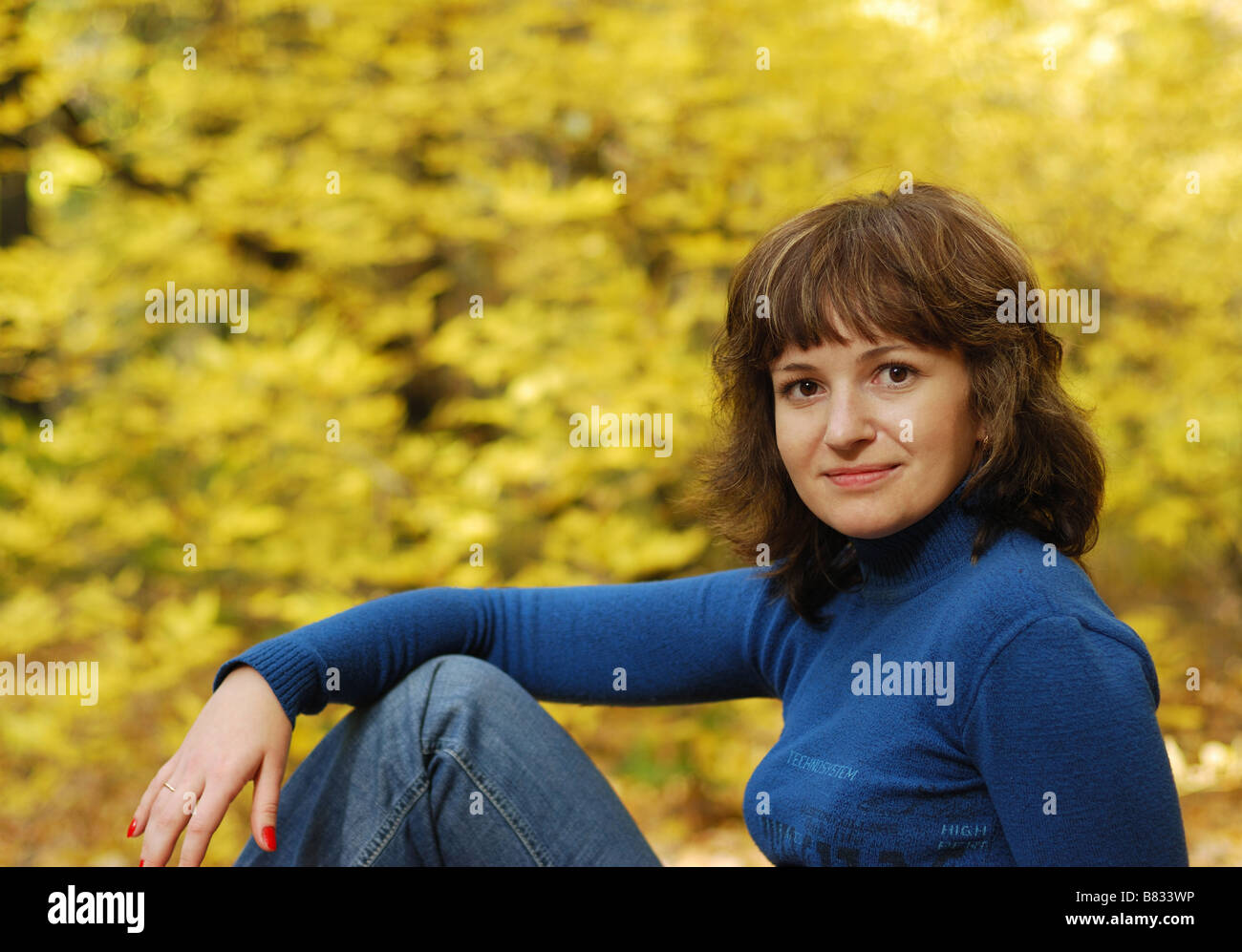 La ragazza su uno sfondo autunno foresta età 26 anni Foto Stock