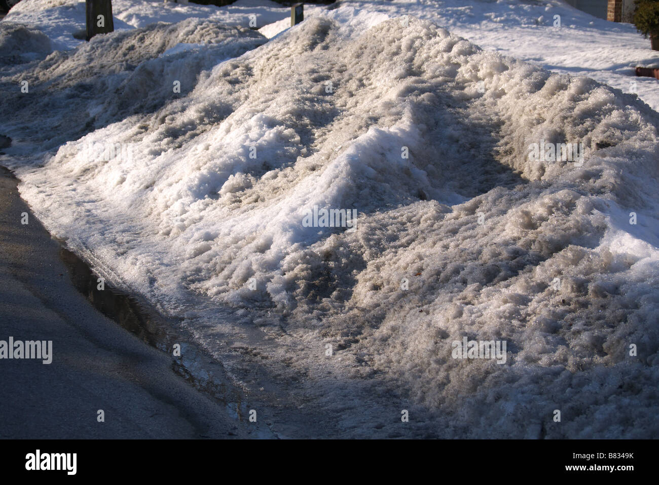 Fusione umida la neve sulla strada strada/a Toronto in Canada Foto Stock