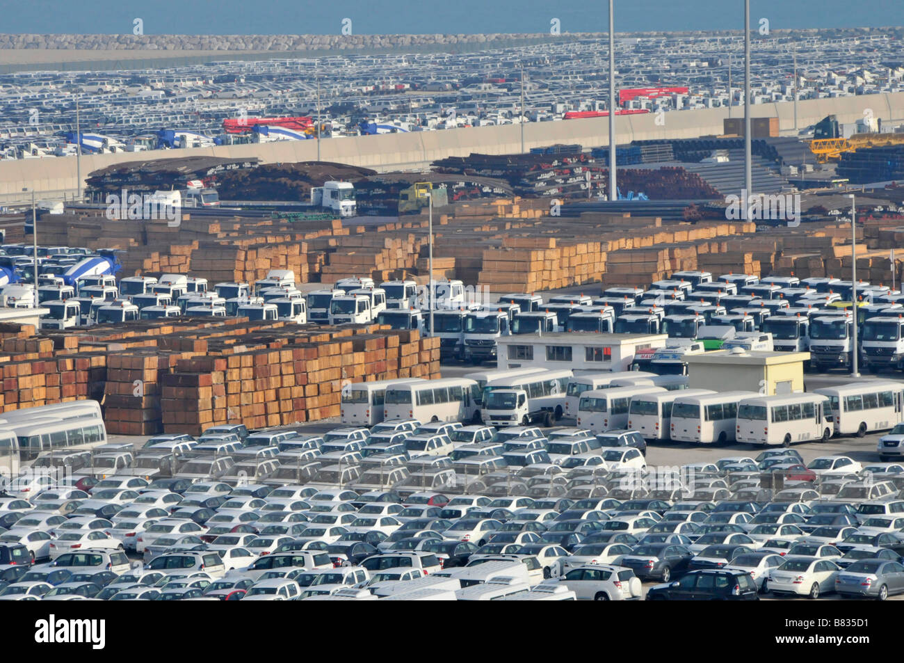 Vista aerea di portuale commerciale portuale di importazione di nuove auto e camion autobus materiali in legno Abu Dhab Emirati Arabi Uniti Emirati Arabi Uniti Emirati Arabi Uniti Asia Foto Stock