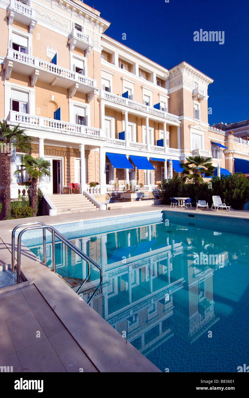 Piscina esterna e il famoso Hotel Kvarner in Opatija, Istria, Croazia, Europa. Foto Stock