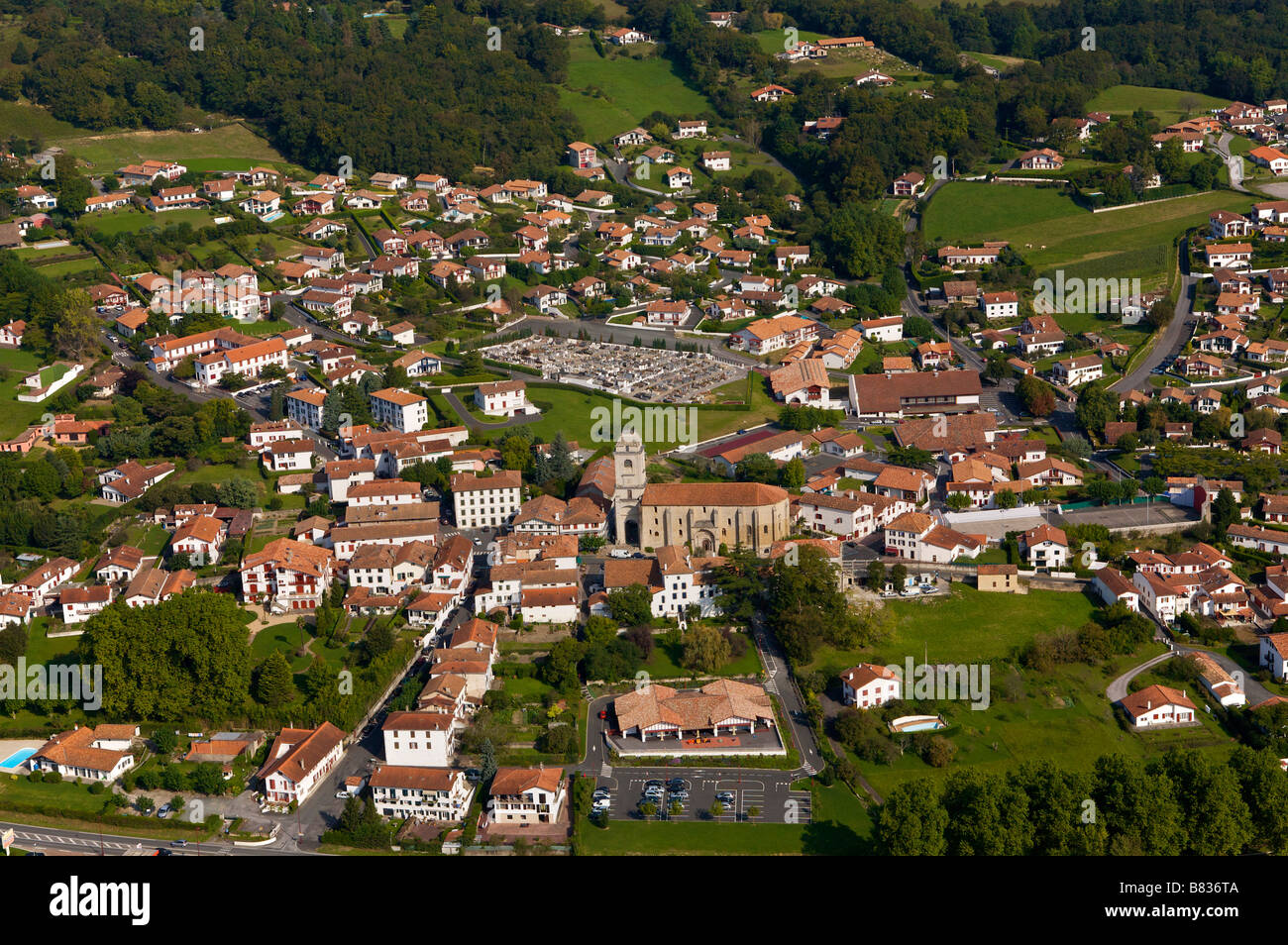 Vista aerea della città di Urrugne Pays Basque Francia Foto Stock