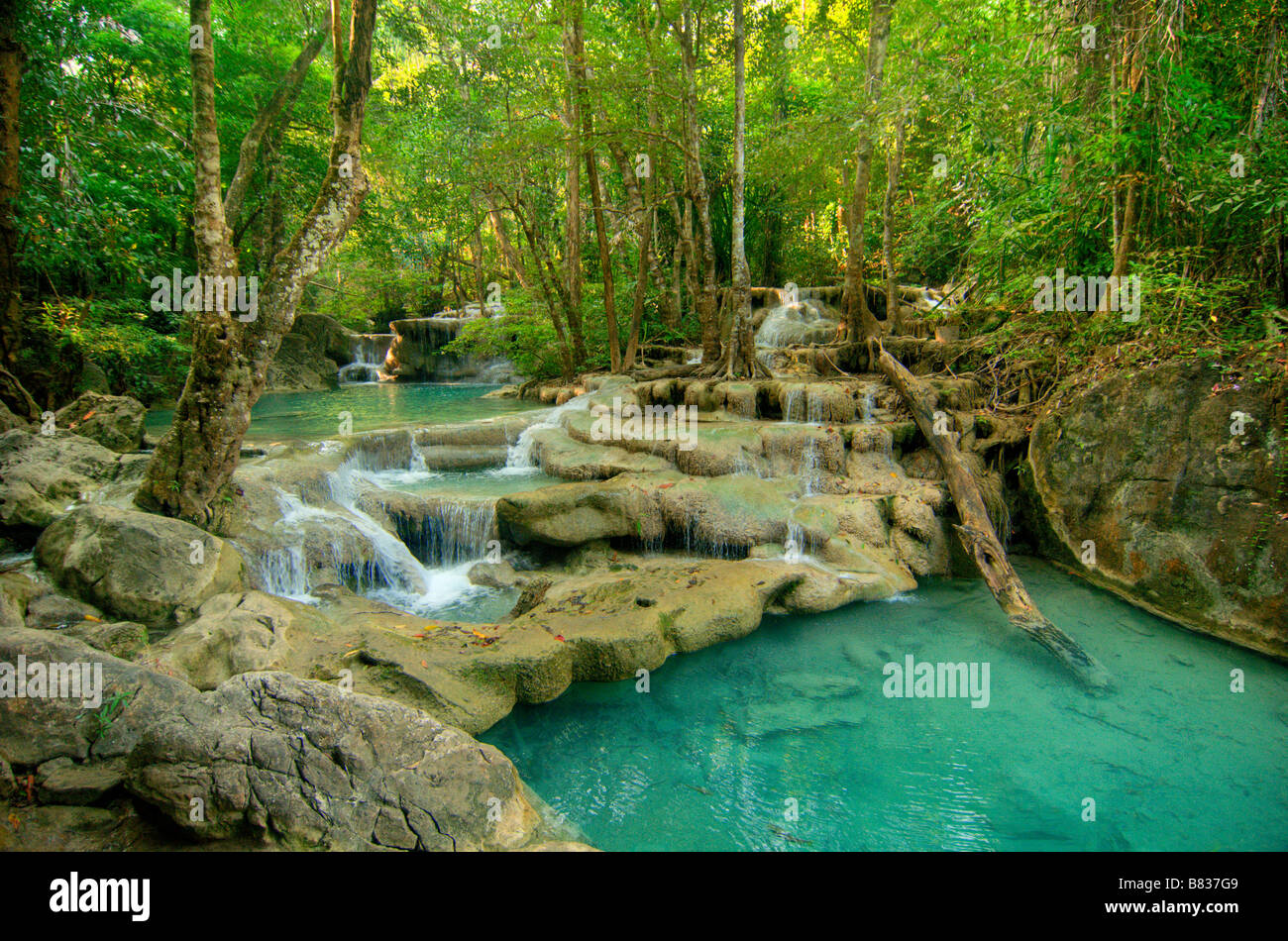 Belle piscine di acqua nel Parco Nazionale di Erawan in Kanchanaburi Thailandia Foto Stock