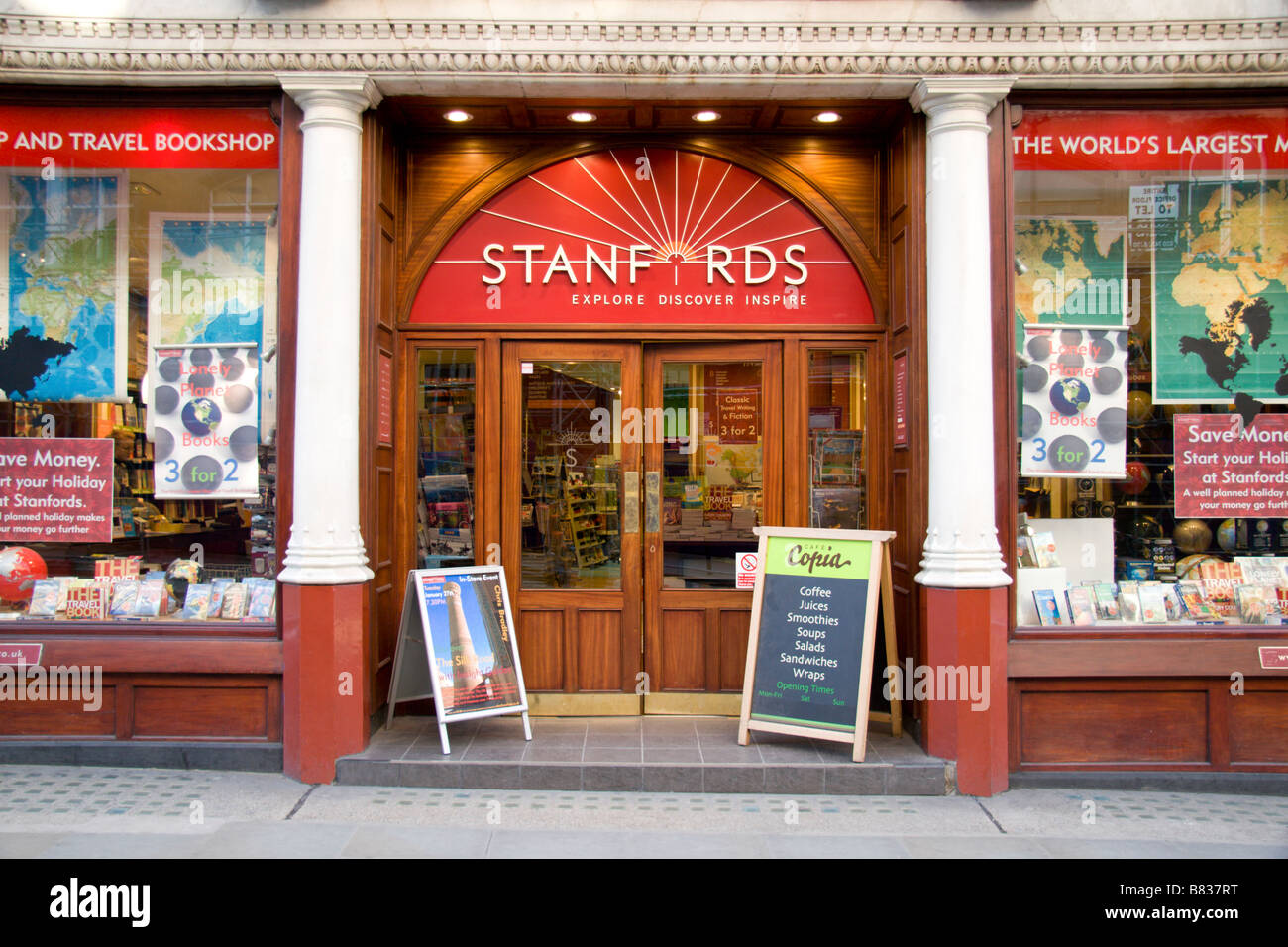 Il negozio di entrata al Viaggio Stanfords book shop in Covent Garden di Londra. Gen 2009 Foto Stock