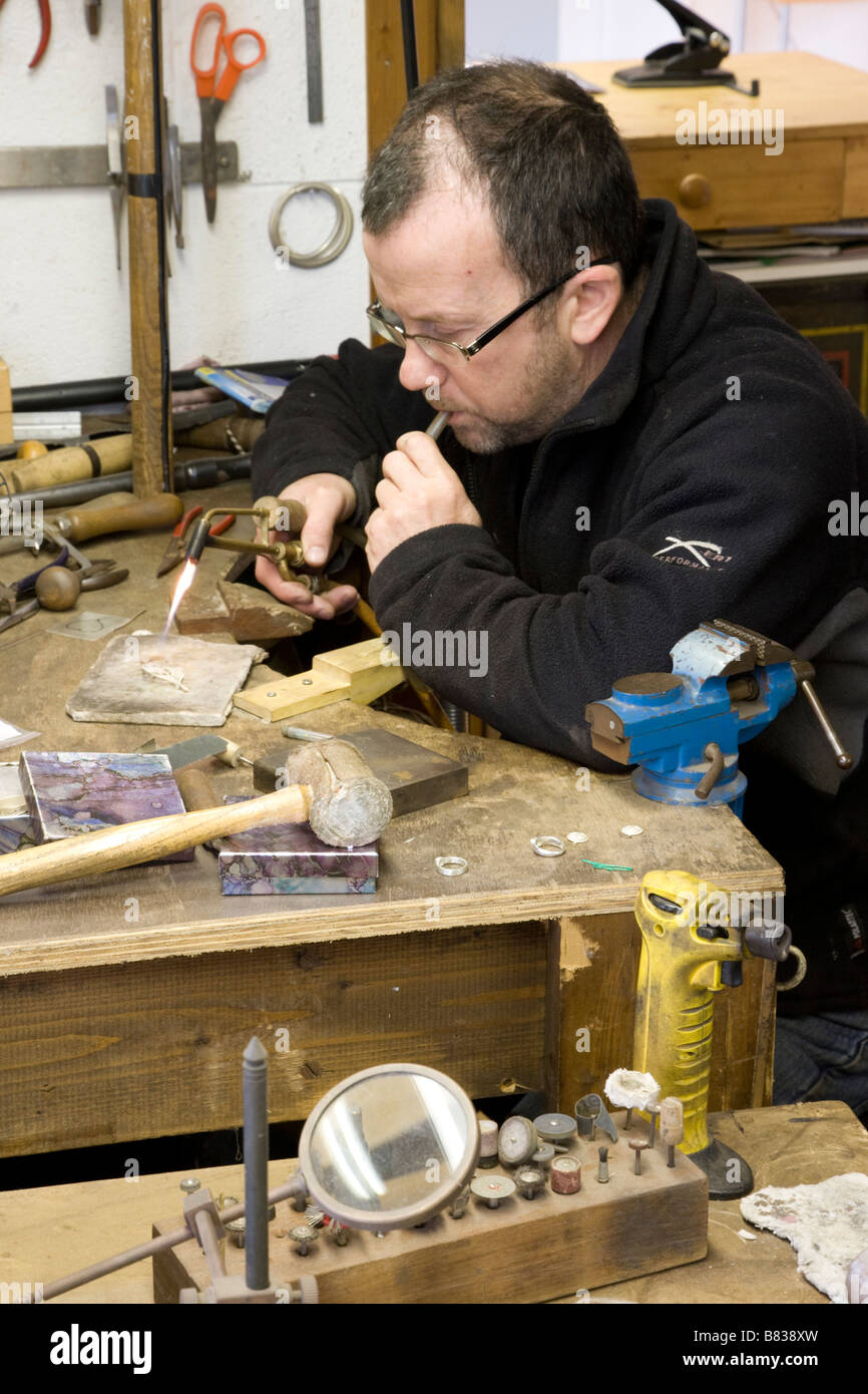 Niall Bruton gioielli maker Donegal villaggio artigianale, Irlanda Foto Stock