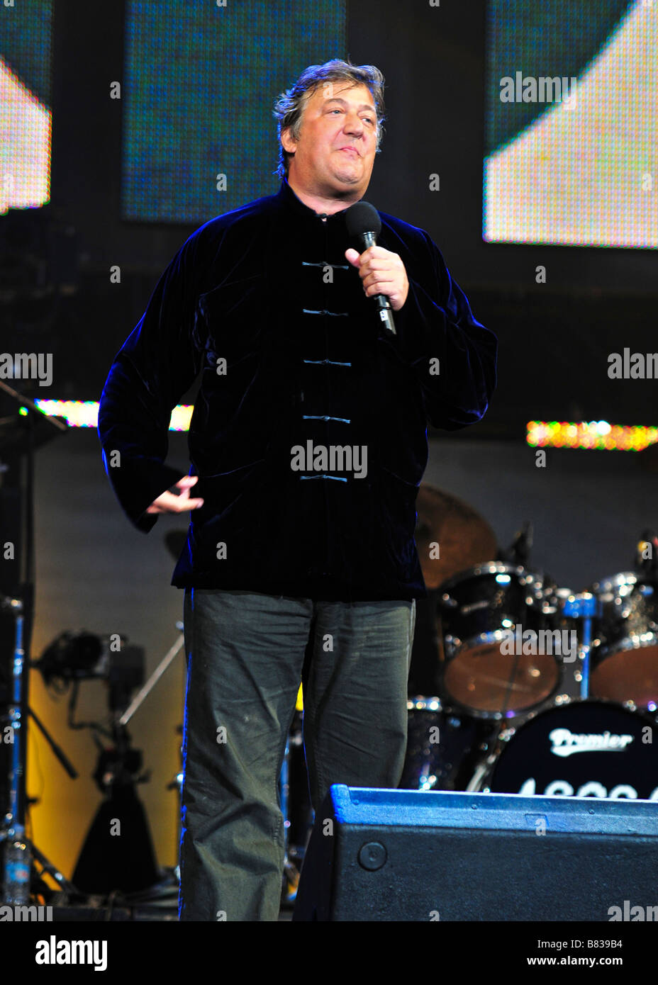 Stephen Fry rivolgendosi alla folla in occasione di un evento a Londra, Regno Unito Foto Stock