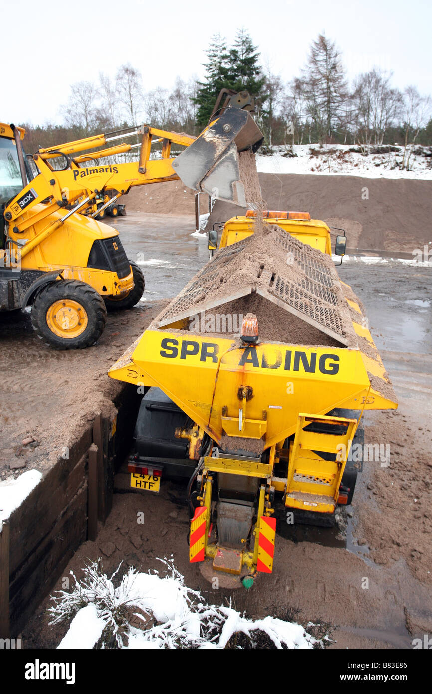 Gritters e spazzaneve essendo caricato con graniglia di strada al consiglio le strade depot in Aberdeenshire, Scotland, Regno Unito Foto Stock