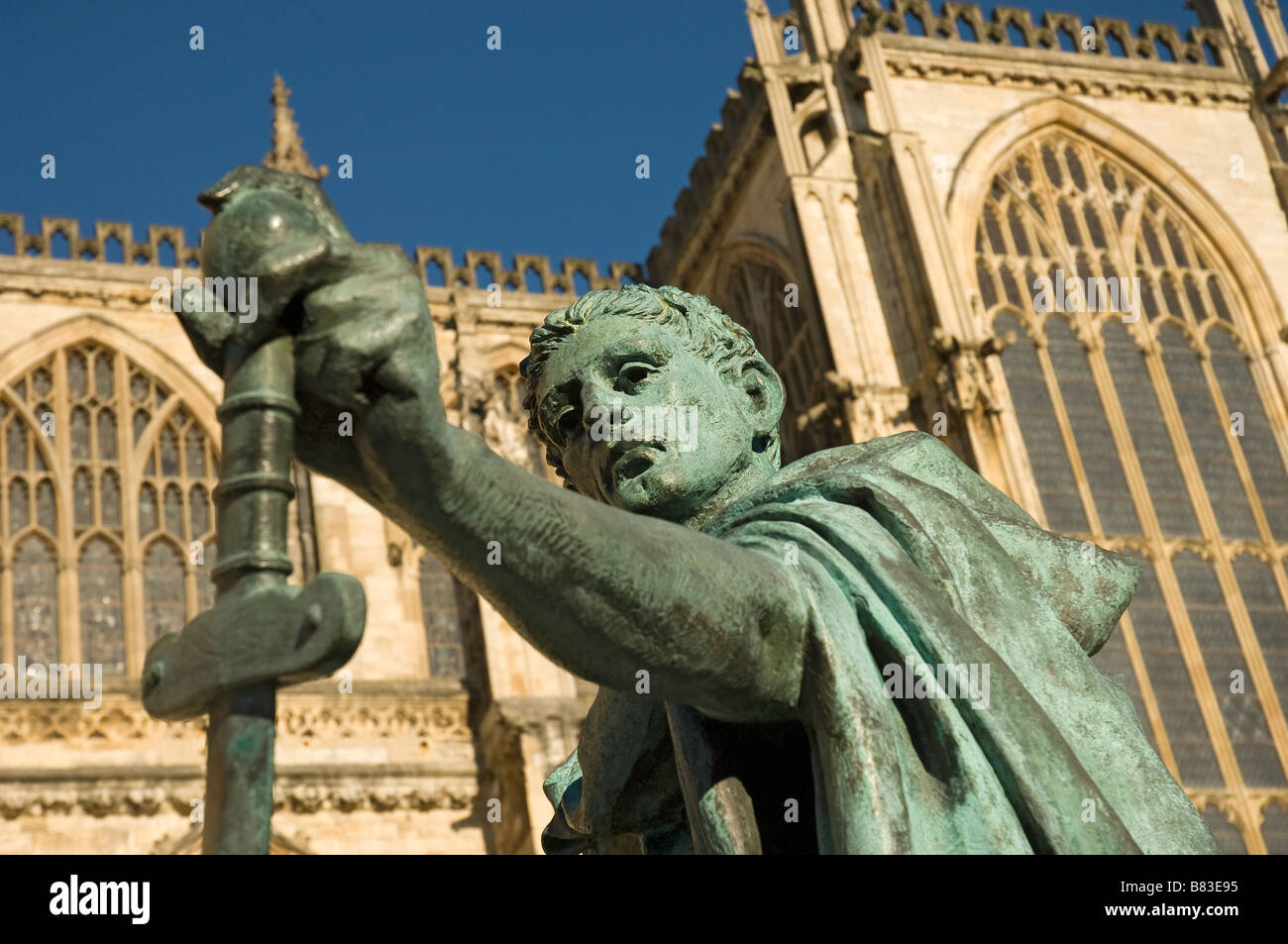 Statua di bronzo di Costantino il Grande primo piano Transetto sud York Minster York North Yorkshire Inghilterra Regno Unito GB Gran Bretagna Foto Stock