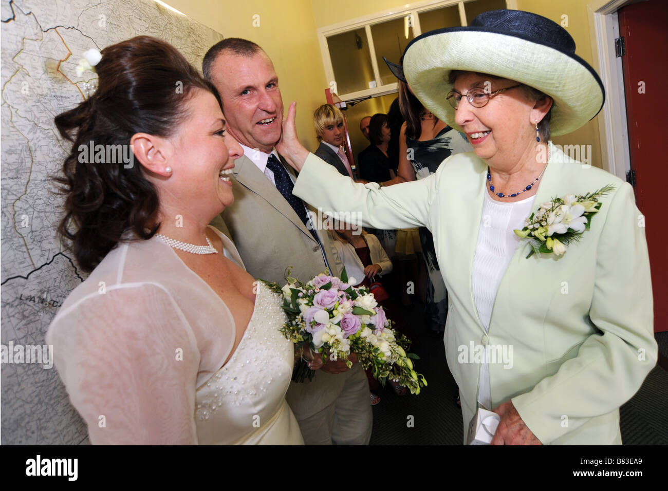 Coppia di novelli sposi con la madre della sposa, North Yorkshire Foto Stock