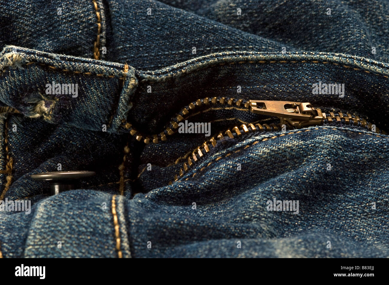 Dettaglio zip sulla coppia di blue jeans denim Foto Stock