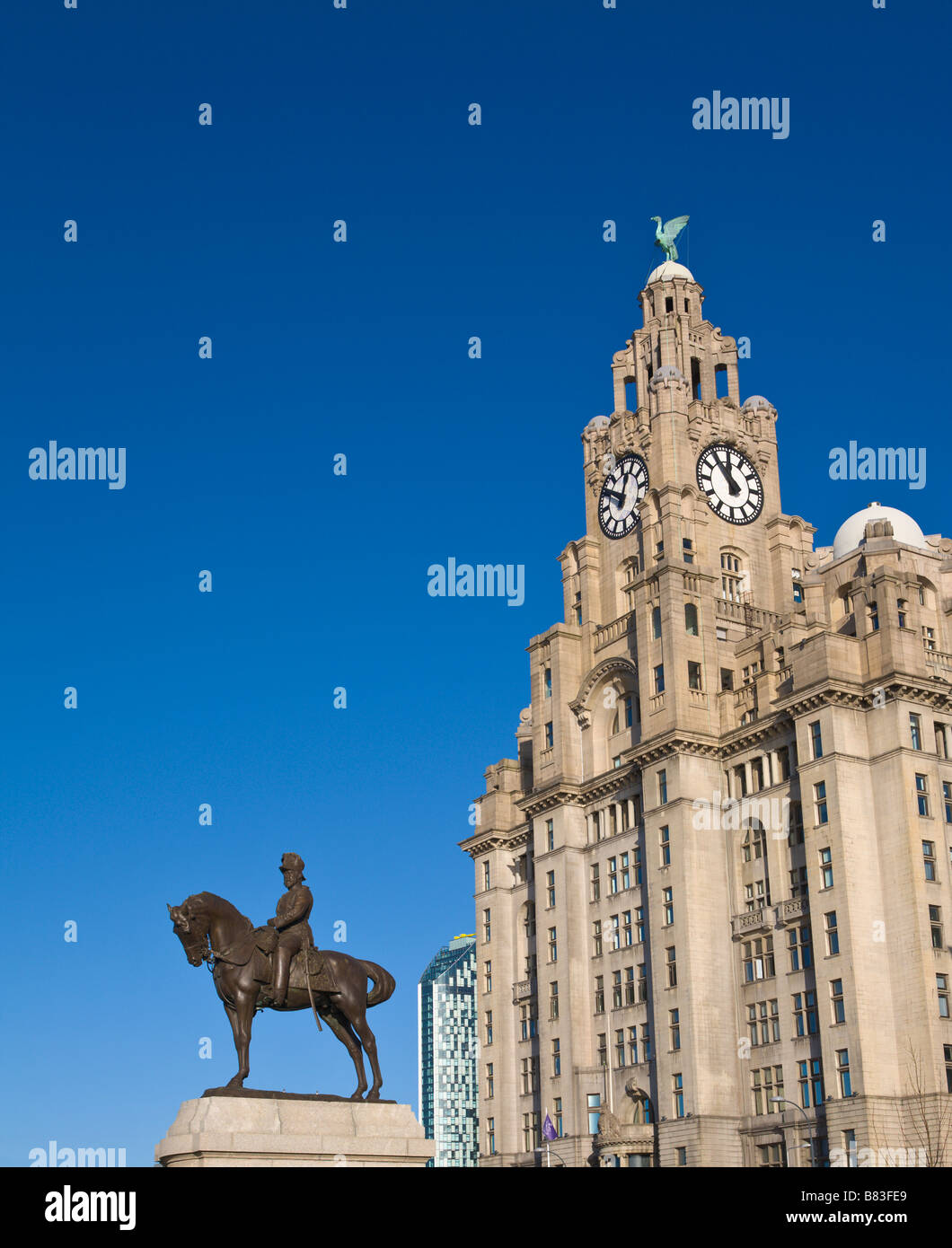 "Liver Building' e la statua del re Edward 7th, Liverpool, Merseyside England Foto Stock