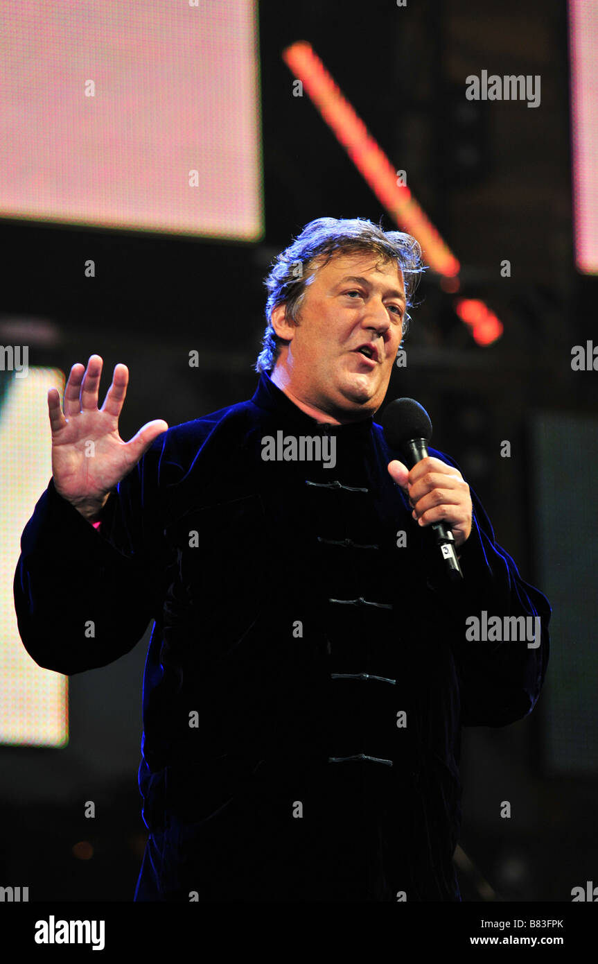 Stephen Fry rivolgendosi alla folla in occasione di un evento a Londra, Regno Unito Foto Stock