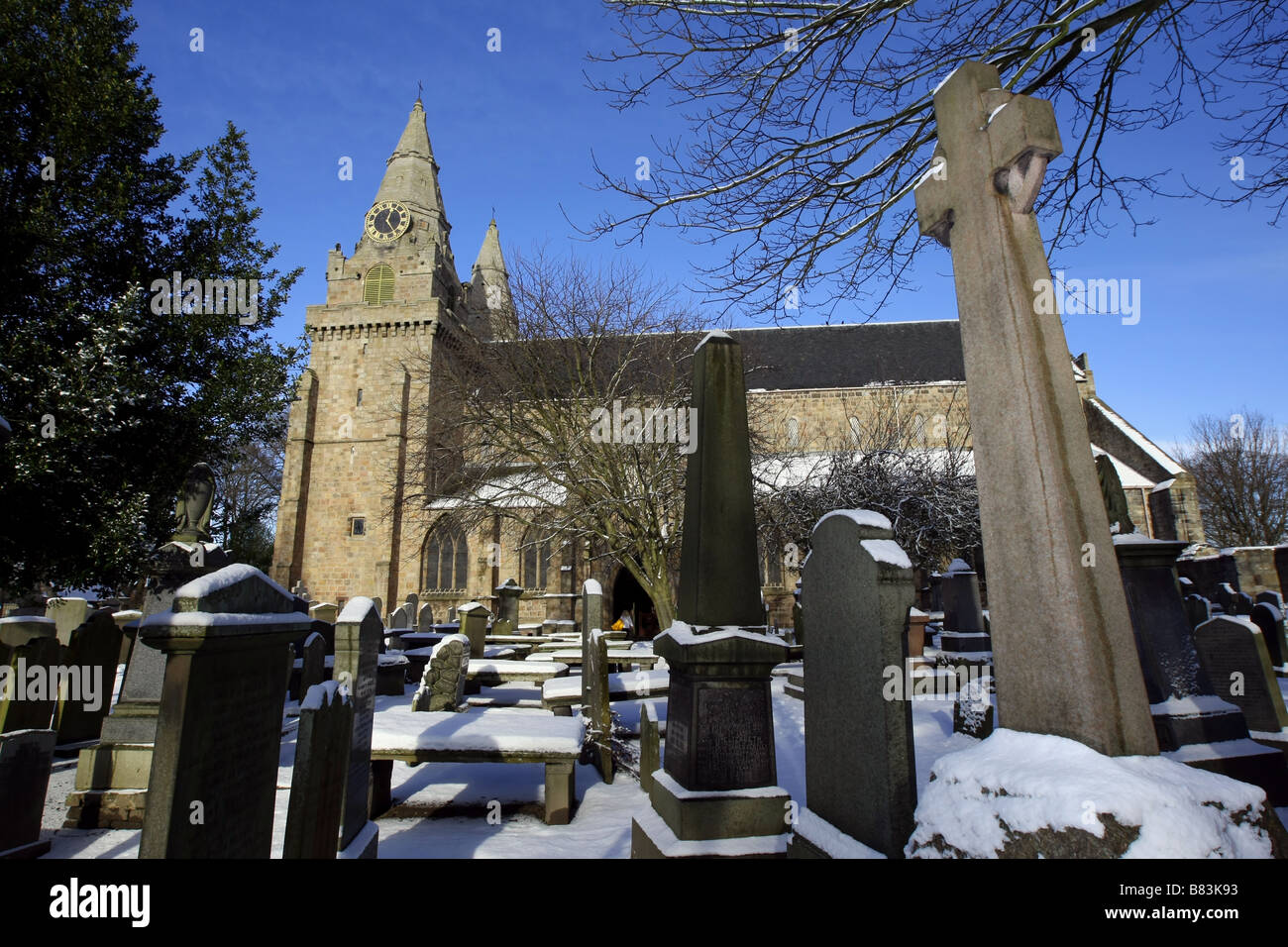 St Machar la cattedrale in Old Aberdeen, nella città di Aberdeen, Scozia, Regno Unito, che è una Chiesa di Scozia kirk ricoperta di neve Foto Stock