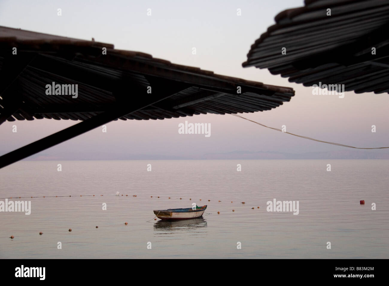 Barca da pesca ormeggiate nella baia di Asilah nell'area fronte spiaggia di Masbat nel Sinai resort di Dahab in Egitto Foto Stock