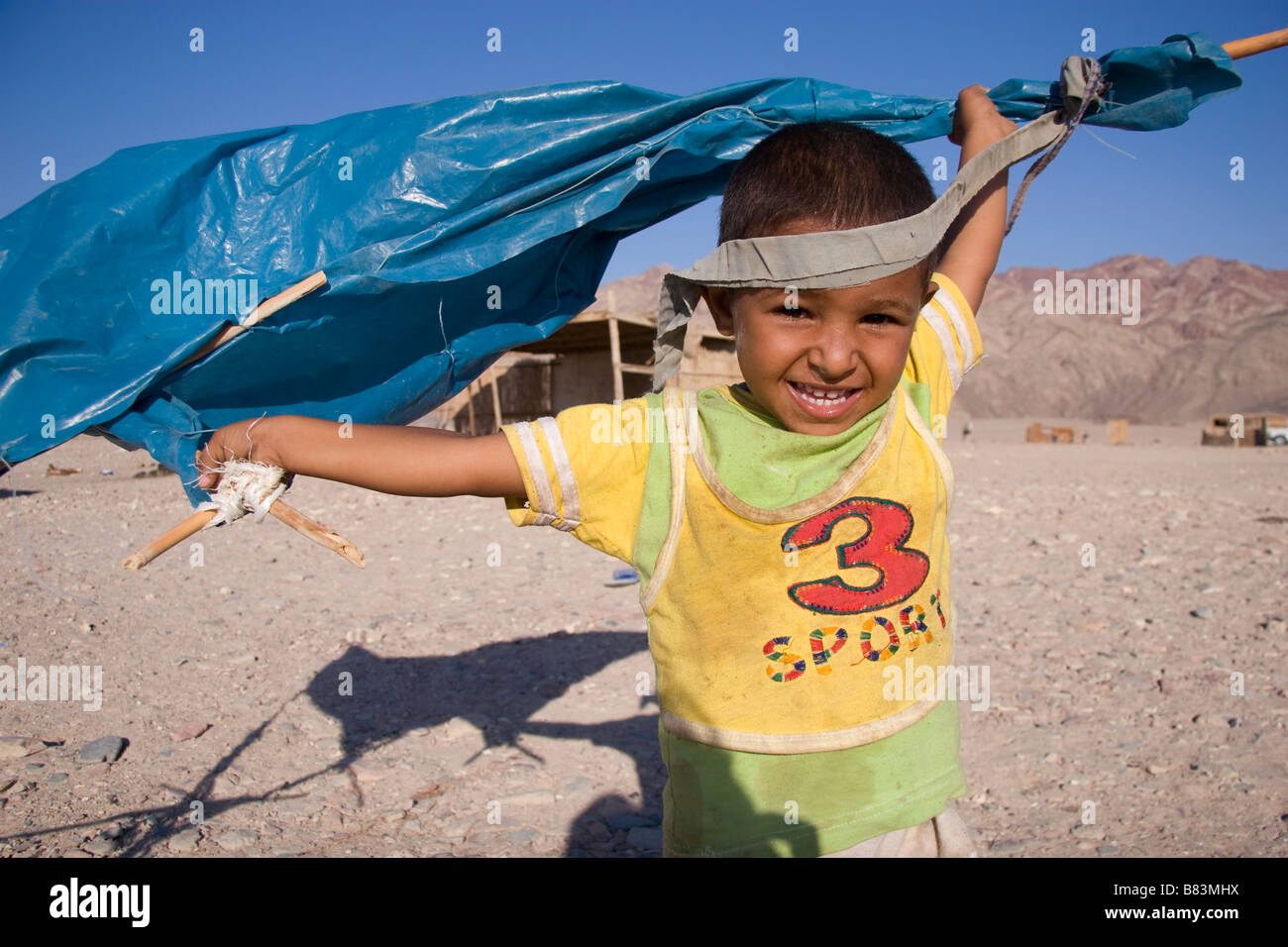 Giovane ragazzo beduino svolge nel villaggio di Ras Abu Gallum, a nord del Sinai resort di Dahab in Egitto Foto Stock